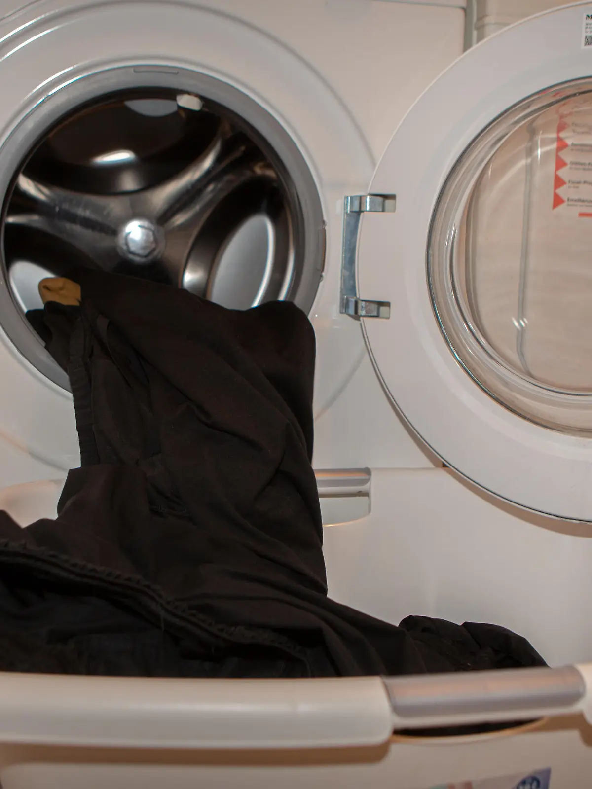 Schwarze Wäsche quillt aus der Waschmaschine