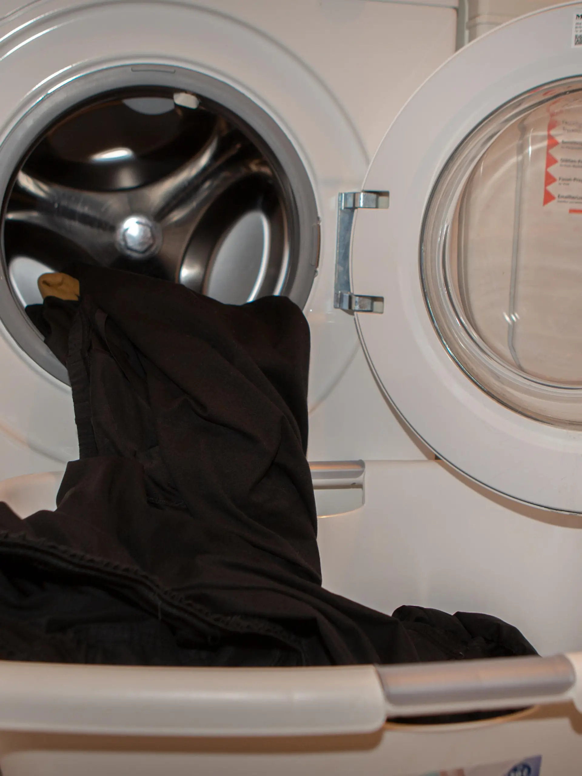 Schwarze Wäsche quillt aus der Waschmaschine