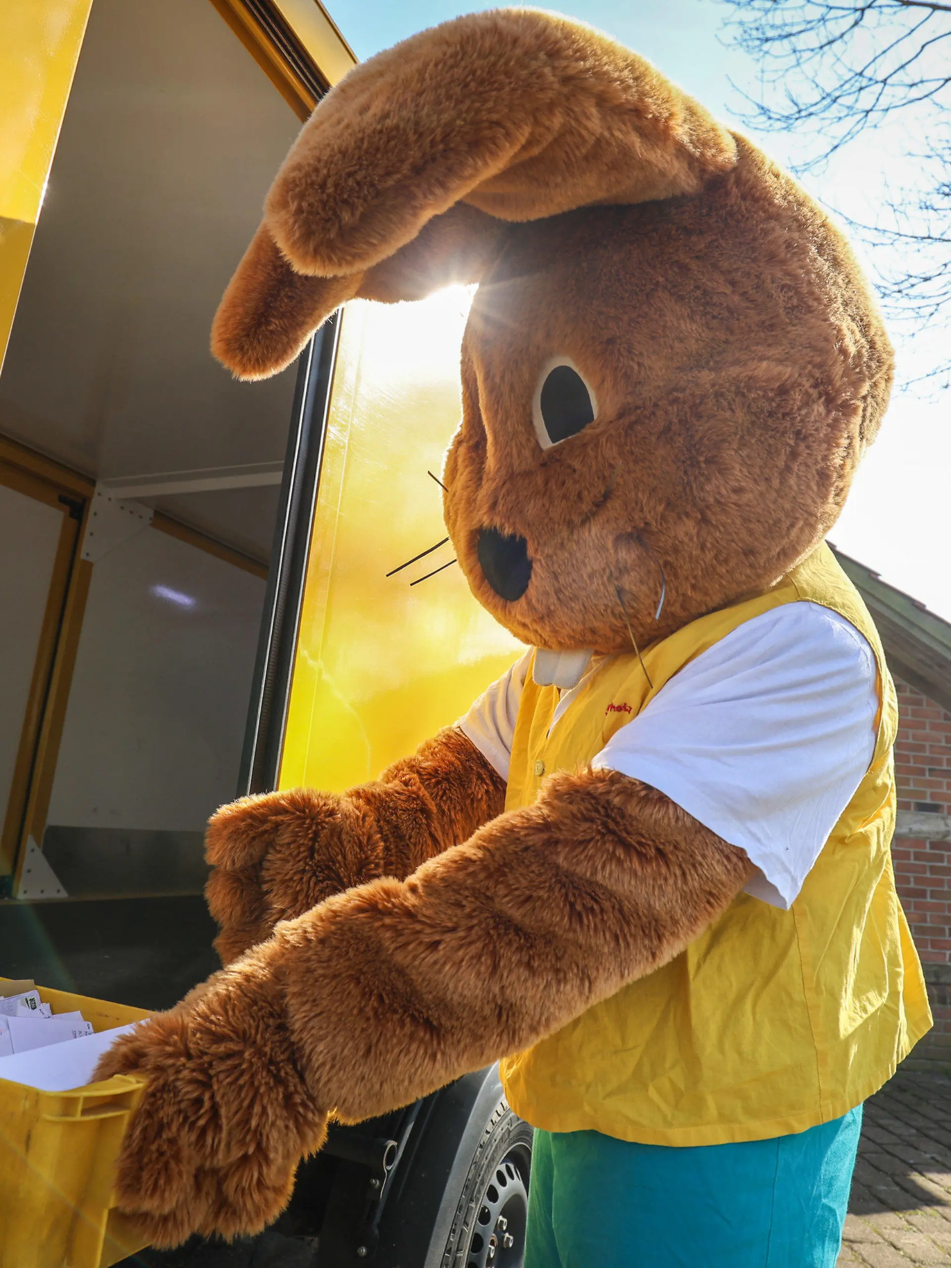 ARCHIV - 06.04.2023, Niedersachsen, Ostereistedt: Ein als Hanni Hase verkleideter Mann holt Briefe für das Osterpostamt in Ostereistedt ab. (zu dpa: «Mehr als 12 000 Briefe an den Osterhasen») Foto: Focke Strangmann/dpa +++ dpa-Bildfunk +++