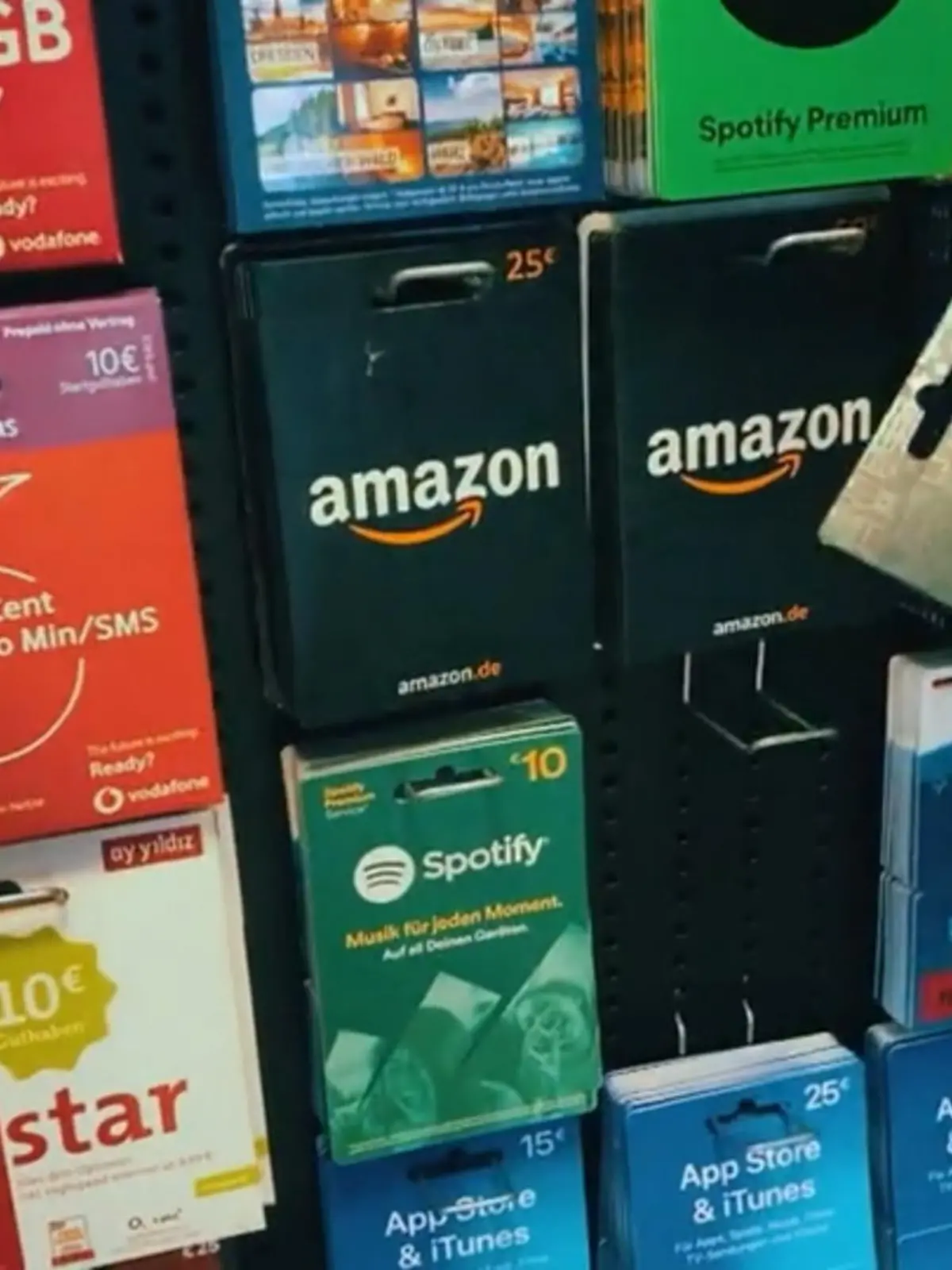 Der Kunde kauft eine Amazon-Gutscheinkarte und lädt 50 oder sogar 100 Euro auf die Karte. Zuhause wird festgestellt, dass der Gutschein leer ist. Was zunächst für einen Fehler am Barcode oder am Passwort des Gutscheins gehalten wird, ist in Wahrheit eine gemeine Betrugsmasche. Die Betrüger haben nämlich zuvor den Barcode einer anderen Karte über die des Kunden geklebt. So funktioniert die diebische Aktion.