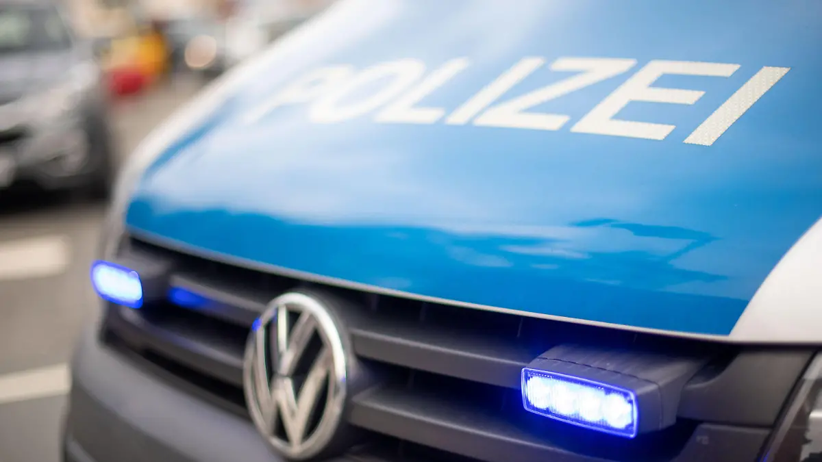 ARCHIV - 05.02.2022, Niedersachsen, Osnabrück: Ein Polizei-Einsatzfahrzeug sperrt während einer Demonstration gegen die Corona-Politik einen Bereich einer Straße ab. (zu dpa: «Transport oder Alarmierung: Polizei erhebt Gebühren in Millionenhöhe») Foto: Lino Mirgeler/dpa +++ dpa-Bildfunk +++