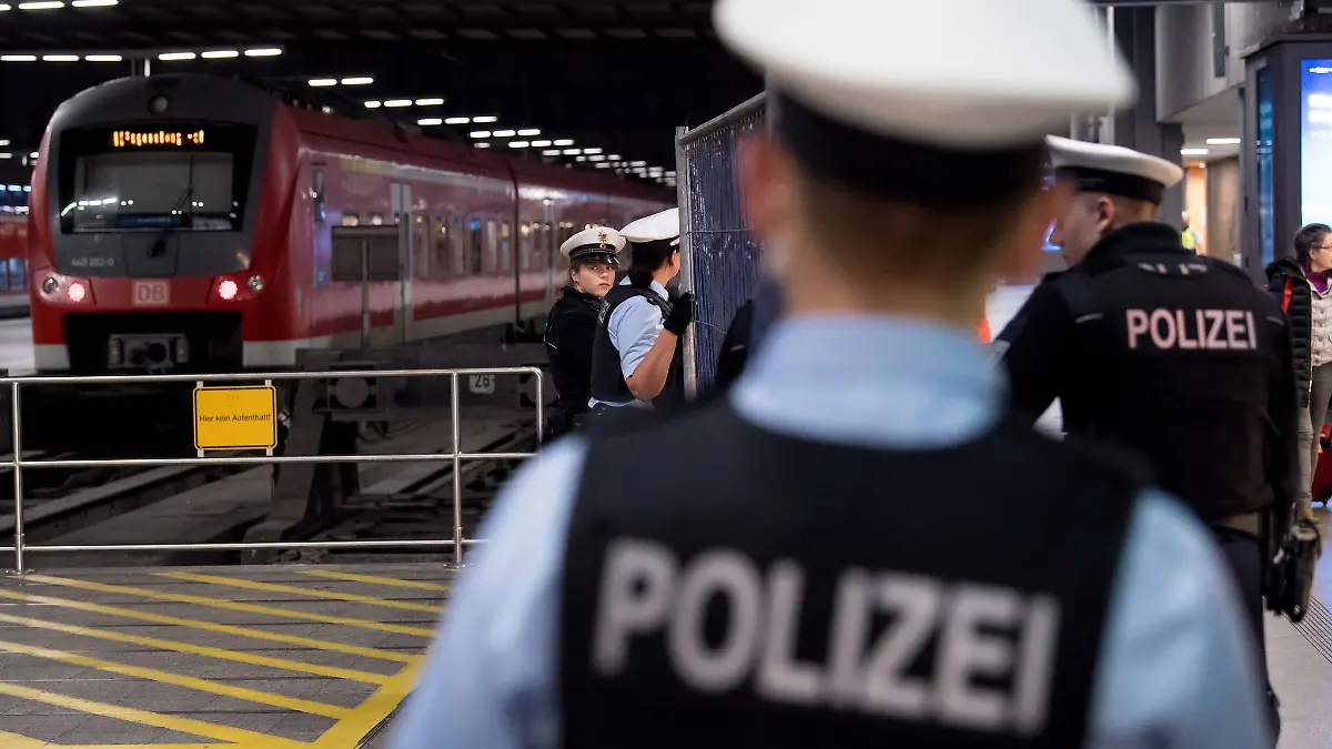 Bundespolizisten sperren vor Beginn der Großübung «Lelex» Bereiche des Hauptbahnhofes ab.