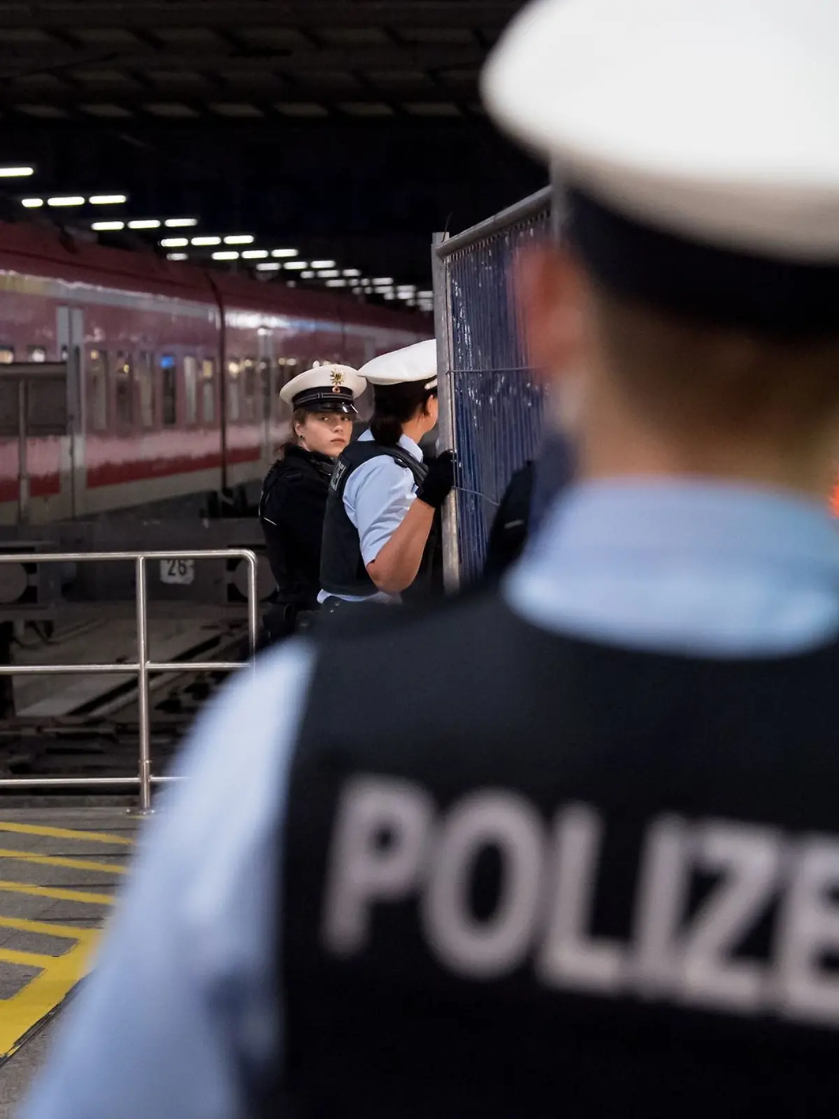 Bundespolizisten sperren vor Beginn der Großübung «Lelex» Bereiche des Hauptbahnhofes ab.