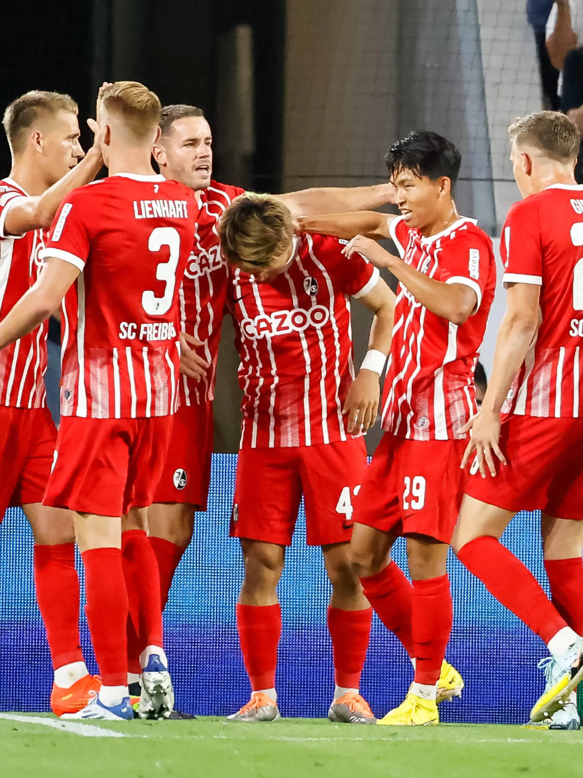 Torjubel SC Freiburg beim 2:0 durch Ritsu Doan SC Freiburg, 42 , GER, SC Freiburg vs. Qarabag FK, Fussball, UEFA Europa League, 1. Spieltag, Gruppenphase, 08.09.2022 GER, SC Freiburg vs. Qarabag FK, Fussball, UEFA Europa League, 1. Spieltag, Gruppenphase, 08.09.2022 Freiburg im Breisgau *** Goal celebration SC Freiburg at 2 0 by Ritsu Doan SC Freiburg, 42 , GER, SC Freiburg vs Qarabag FK, Football, UEFA Europa League, Matchday 1, Group stage, 08 09 2022 GER, SC Freiburg vs Qarabag FK, Football, UEFA Europa League, Matchday 1, Group stage, 08 09 2022 Freiburg im Breisgau Copyright: xGrantxHubbsx EP_GHS 
