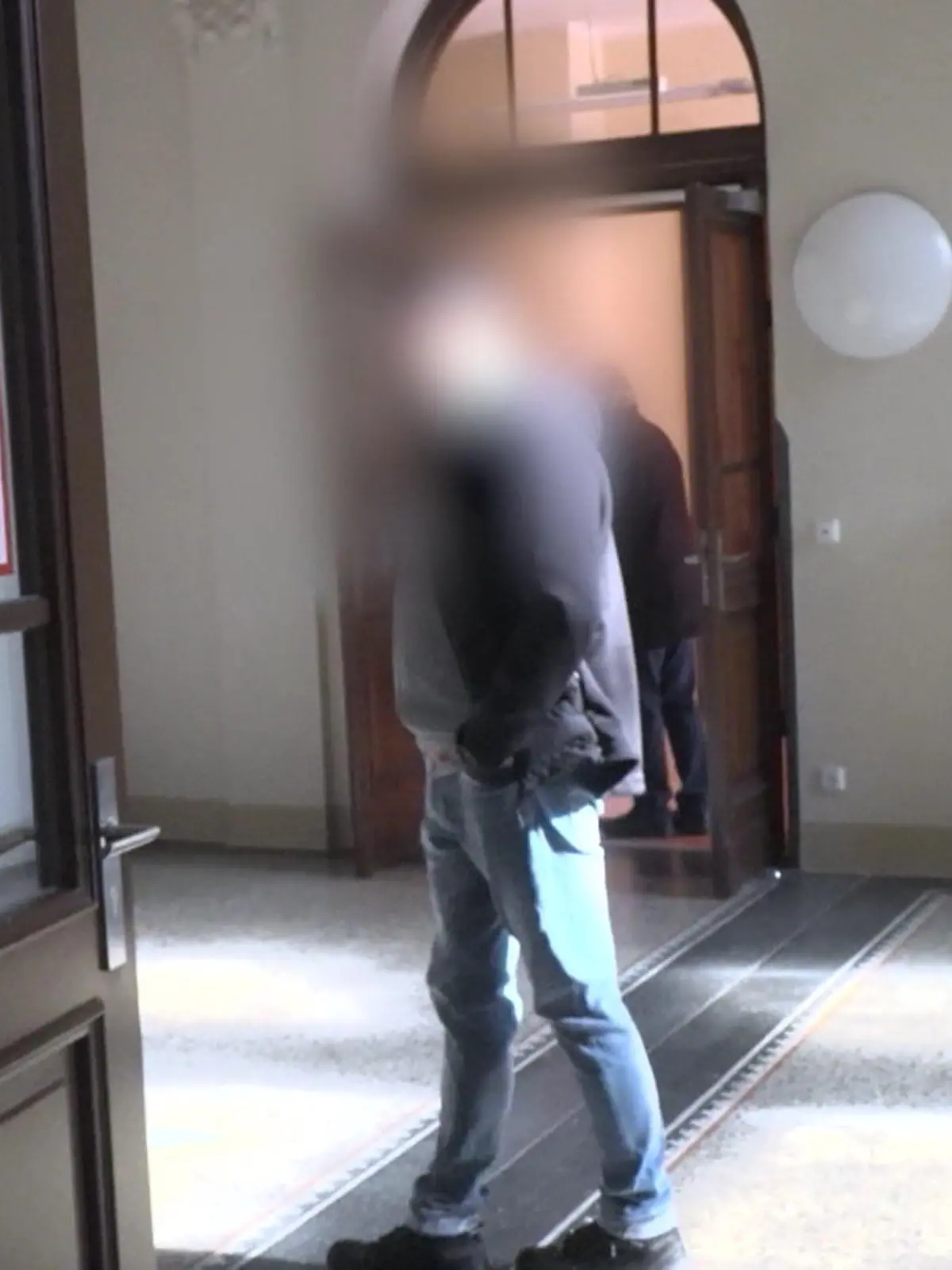 „Aus den Augen, aus dem Sinn", hat sich Ronny K. (52) aus Schwarzenberg (Sachsen) offenbar gedacht. Statt die Post ordentlich auszuliefern, stellte Deutschlands wohl faulster Briefträger alles bei sich unter. Um es sich noch leichter zu machen, ließ er sogar Unmengen an Briefen und Paketen verbrennen.