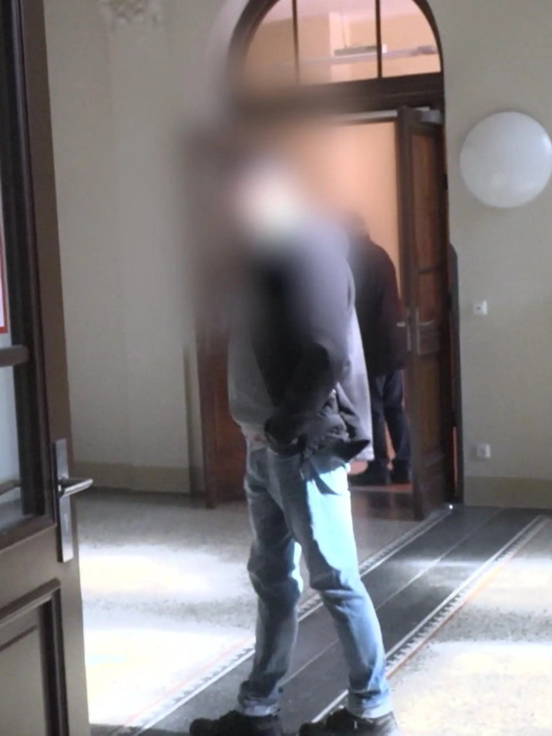 „Aus den Augen, aus dem Sinn", hat sich Ronny K. (52) aus Schwarzenberg (Sachsen) offenbar gedacht. Statt die Post ordentlich auszuliefern, stellte Deutschlands wohl faulster Briefträger alles bei sich unter. Um es sich noch leichter zu machen, ließ er sogar Unmengen an Briefen und Paketen verbrennen.