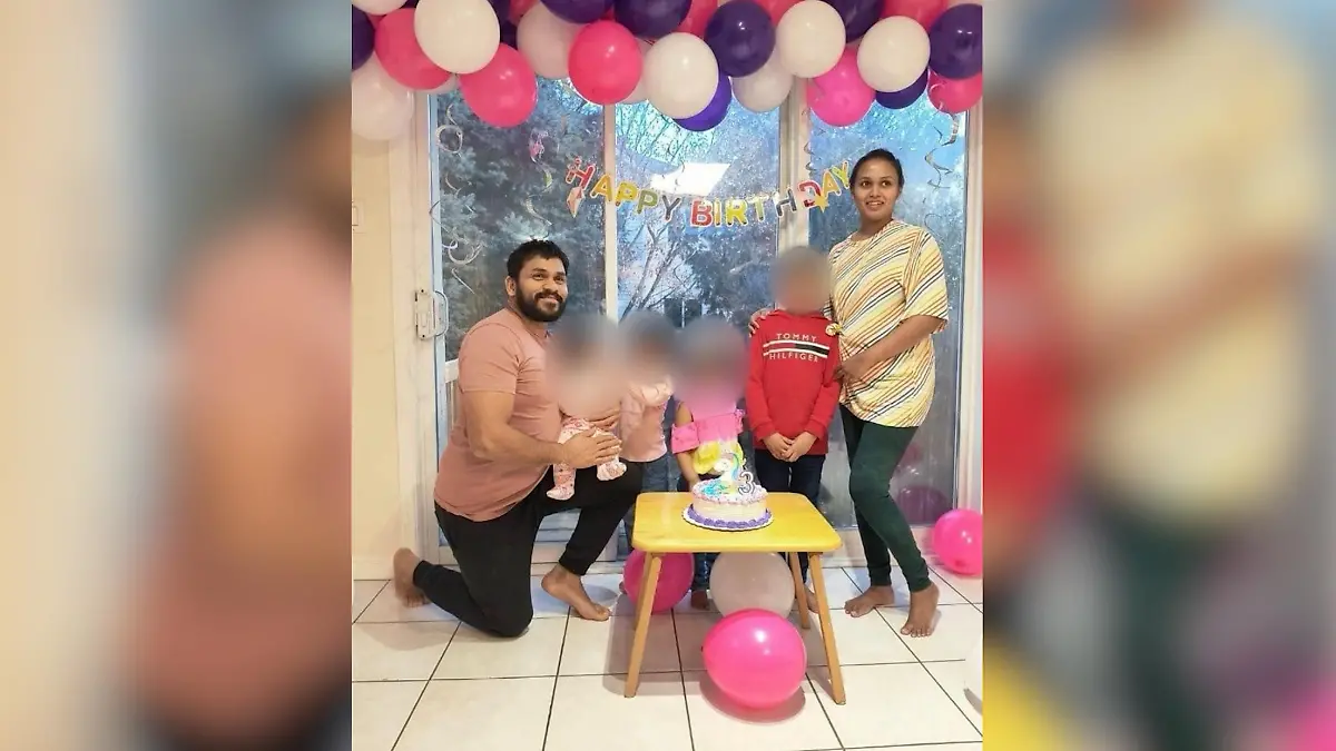 Eine Familie mit Kindern bei einer Geburtstagsfeier.