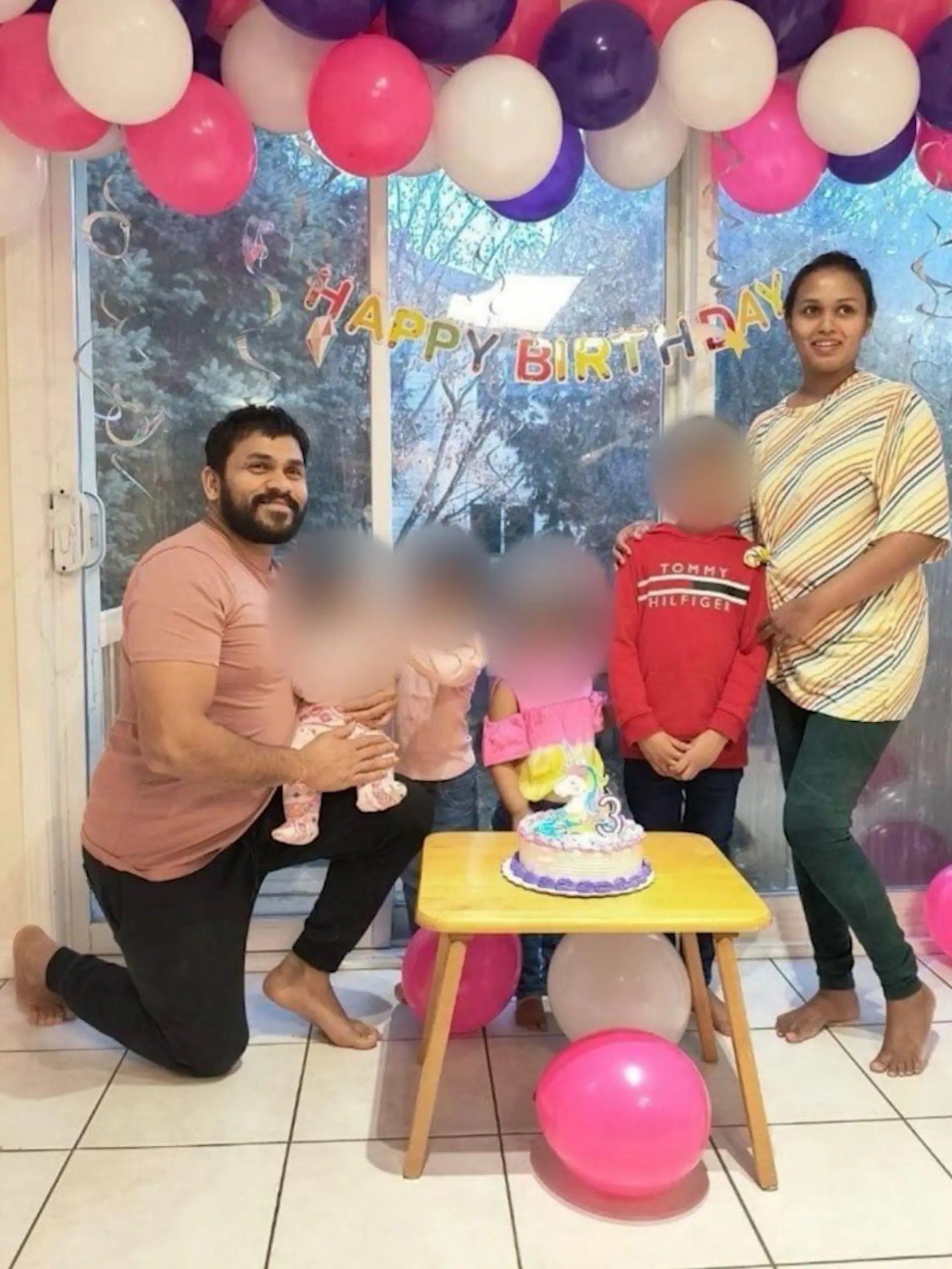 Eine Familie mit Kindern bei einer Geburtstagsfeier.