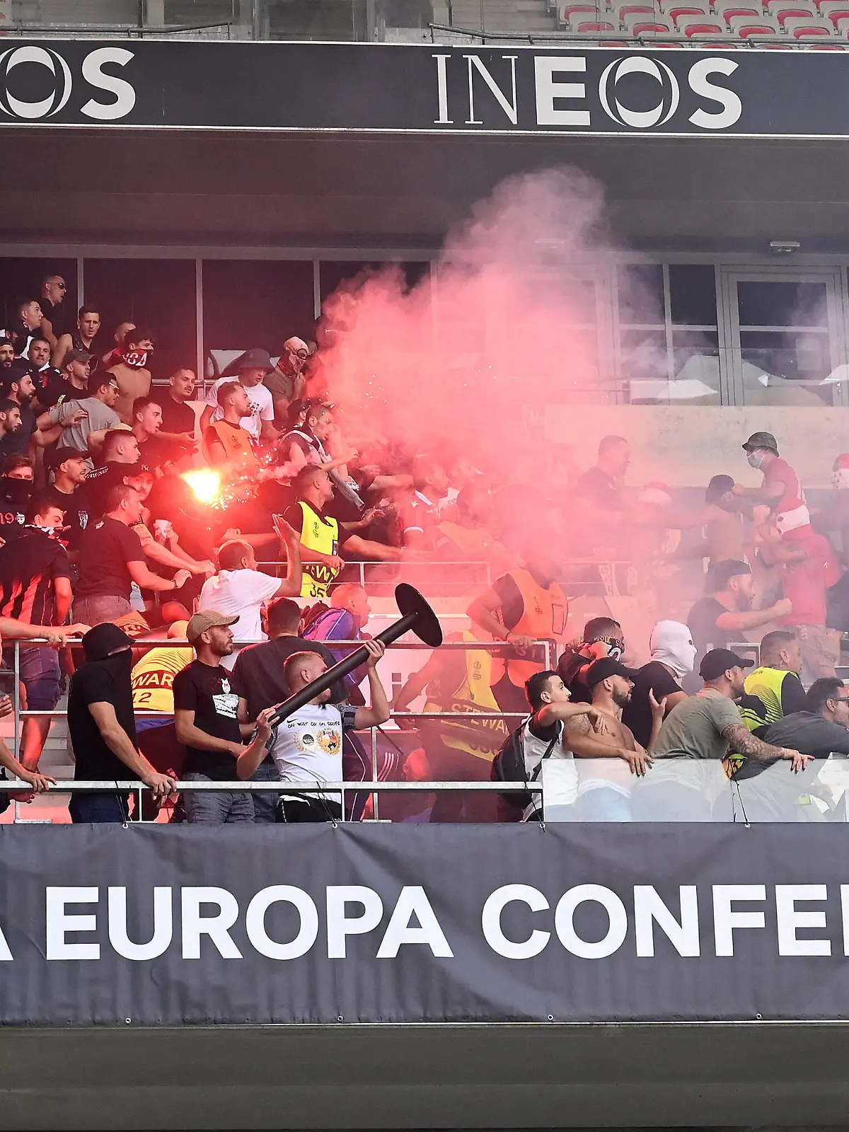  08.09.2022, Nice, France, Allianz Riviera, OGC Nice vs 1. FC Koeln - UEFA Europa Conference League 2022-2023 - Group D, . Ausschreitungen zwischen Fans von Nizza und Koeln Foto Ralf Treese Nice Allianz Riviera France *** 08 09 2022, Nice, France, Allianz Riviera, OGC Nice vs 1 FC Koeln UEFA Europa Conference League 2022 2023 Group D, riots between fans of Nice and Koeln Photo Ralf Treese Nice Allianz Riviera France PUBLICATIONxINxGERxSUIxAUTxONLY / 521_NIZKOE20220908_015 / Treese-521