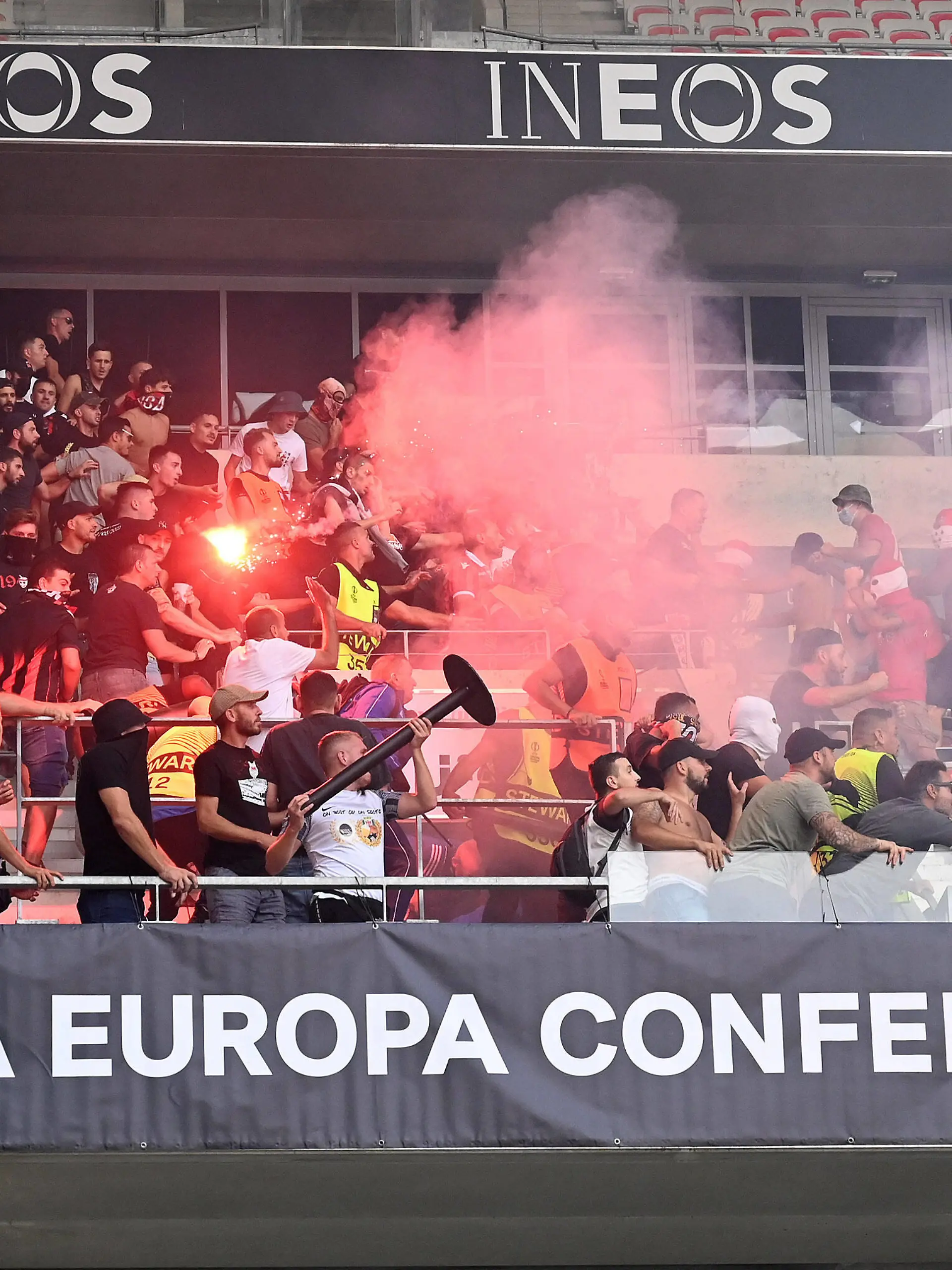  08.09.2022, Nice, France, Allianz Riviera, OGC Nice vs 1. FC Koeln - UEFA Europa Conference League 2022-2023 - Group D, . Ausschreitungen zwischen Fans von Nizza und Koeln Foto Ralf Treese Nice Allianz Riviera France *** 08 09 2022, Nice, France, Allianz Riviera, OGC Nice vs 1 FC Koeln UEFA Europa Conference League 2022 2023 Group D, riots between fans of Nice and Koeln Photo Ralf Treese Nice Allianz Riviera France PUBLICATIONxINxGERxSUIxAUTxONLY / 521_NIZKOE20220908_015 / Treese-521