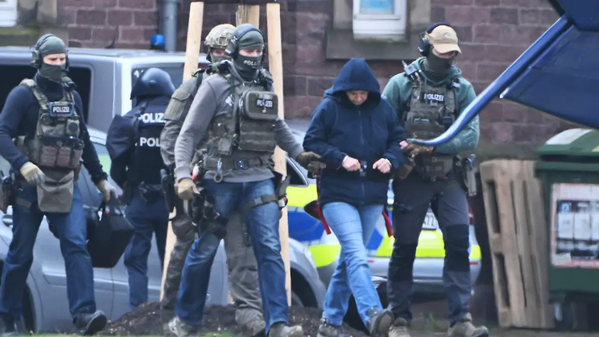 07.03.2024, Baden-Württemberg, Karlsruhe: Im Innenhof eines Behördenzentrums wird die frühere RAF-Terroristin Daniela Klette zu einem Hubschrauber geführt. Zuvor hatte sie einen Haftprüfungstermin beim Bundesgerichtshof (BGH). Foto: Uli Deck/dpa +++ dpa-Bildfunk +++