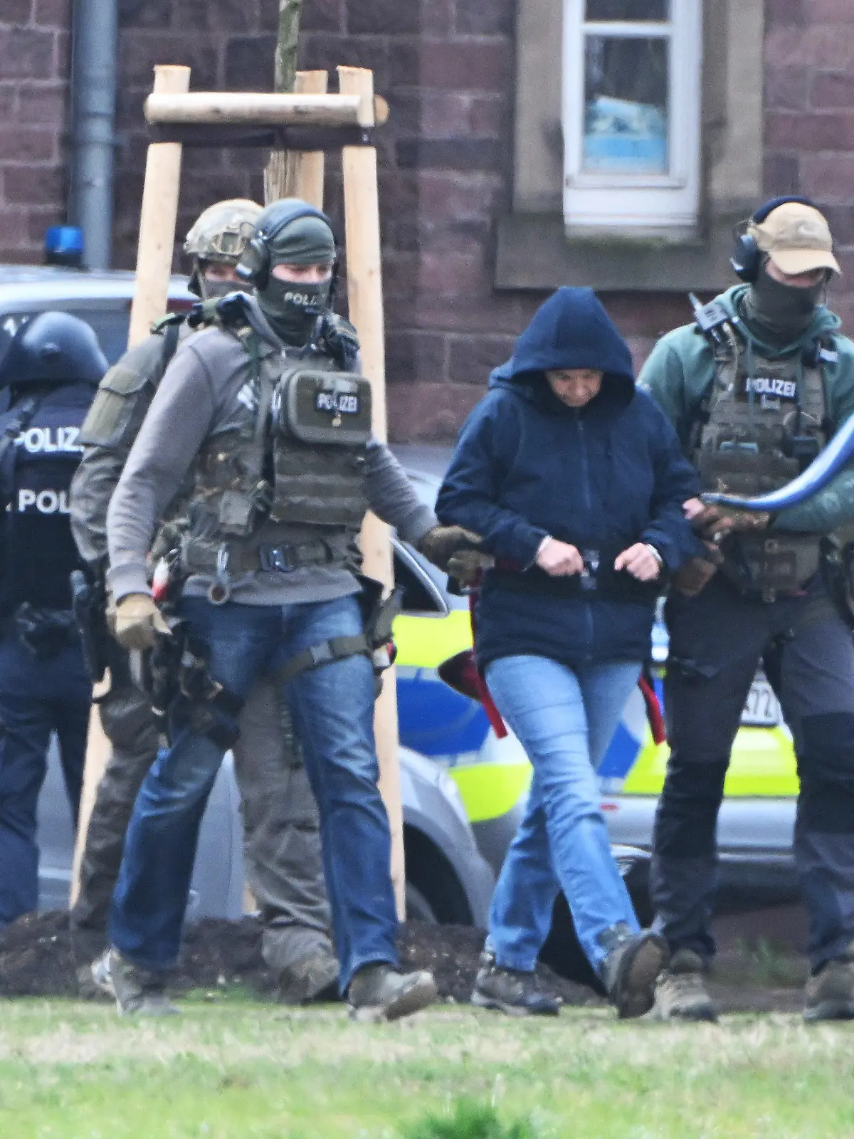 07.03.2024, Baden-Württemberg, Karlsruhe: Im Innenhof eines Behördenzentrums wird die frühere RAF-Terroristin Daniela Klette zu einem Hubschrauber geführt. Zuvor hatte sie einen Haftprüfungstermin beim Bundesgerichtshof (BGH). Foto: Uli Deck/dpa +++ dpa-Bildfunk +++