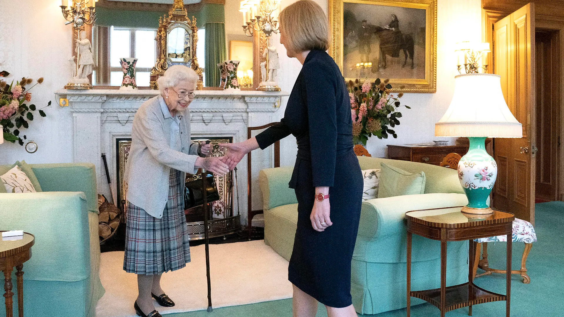  Entertainment Bilder des Tages . 06/09/2022. Balmoral, United Kingdom. Queen Elizabeth II welcomes Liz Truss, during an audience at Balmoral, Scotland, where she invited the newly elected leader of the Conservative party to become the new Prime Minister of the United Kingdom. PUBLICATIONxINxGERxSUIxAUTxHUNxONLY xi-Imagesx/Poolx IIM-23731-0004