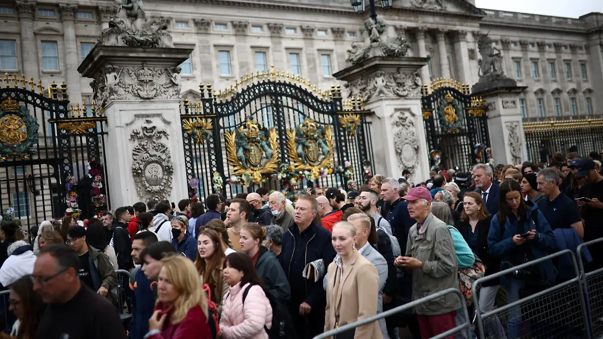 People gather in front of the Buckingham Palace, following the passing of Queen Elizabeth, in London, Britain, September 9, 2022. REUTERS/Henry Nicholls