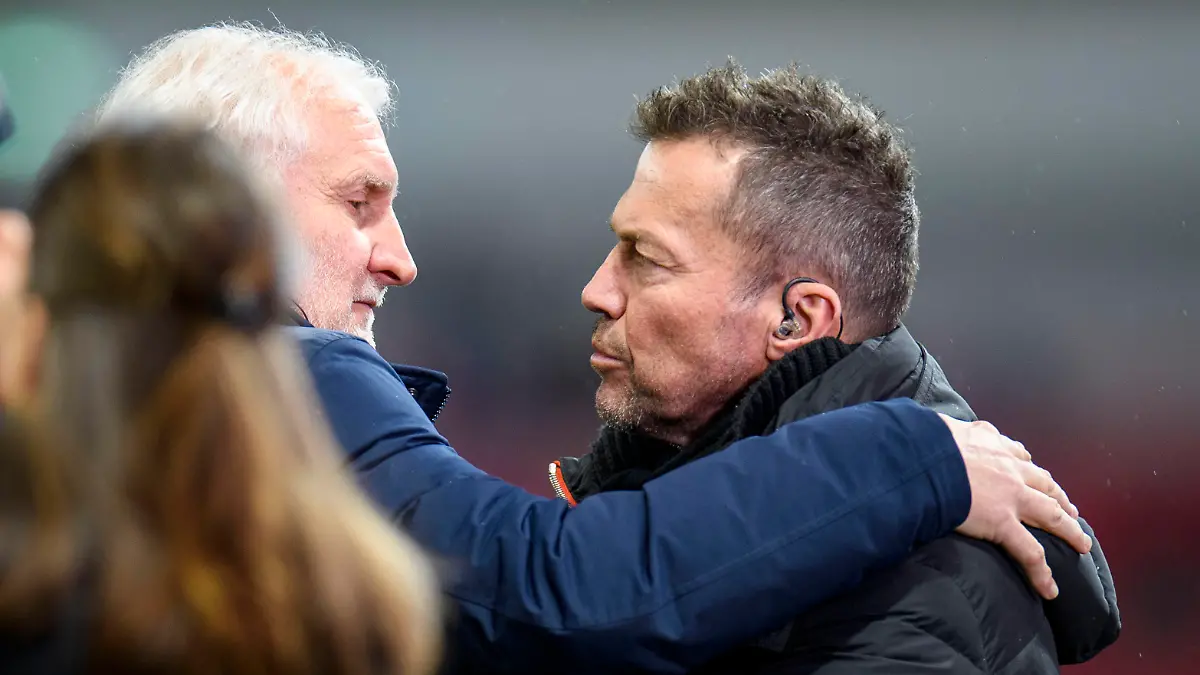 Fußball: Champions League, Saison 2022/2023, Achtelfinale, Bayer 04 Leverkusen - AS Monaco am 16.02.2023 in Leverkusen (Nordrhein-Westfalen). Rudi Völler, Sportdirektor der Nationalmannschaft umarmt Sky Experte Lothar Matthäus