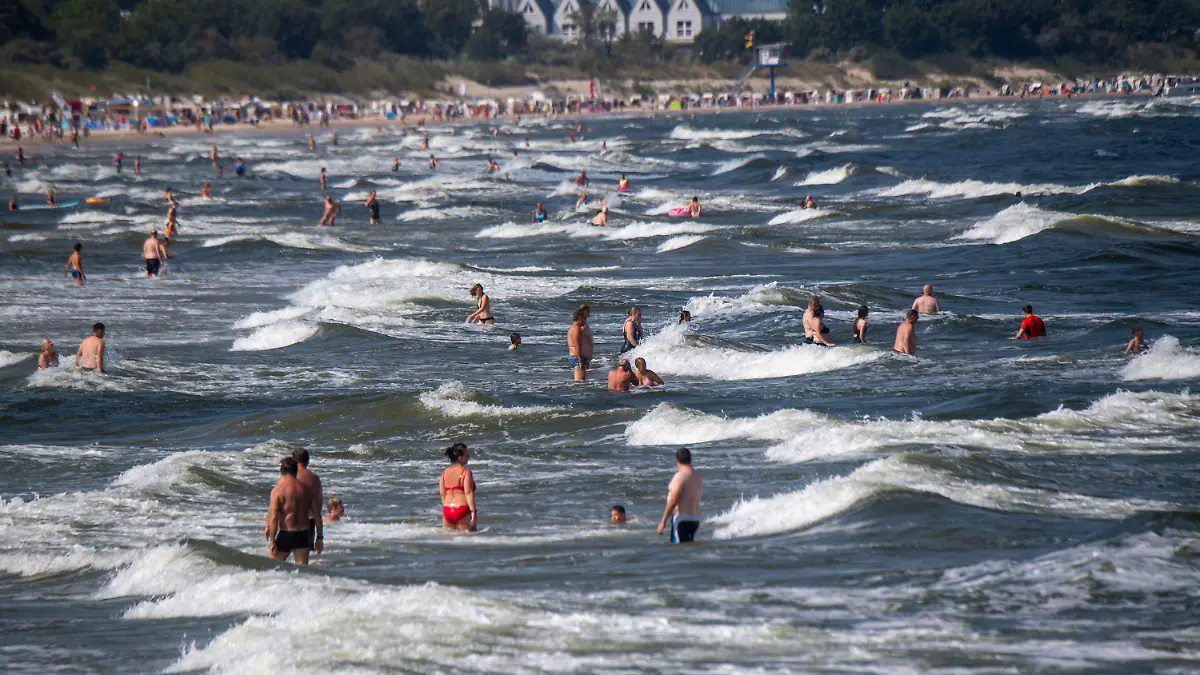 25.08.2022, Mecklenburg-Vorpommern, Ahlbeck: Urlauber und Tagesgäste nutzen das sonnige Wetter am Strand auf der Ostseeinsel Usedom. Foto: Stefan Sauer/dpa +++ dpa-Bildfunk +++