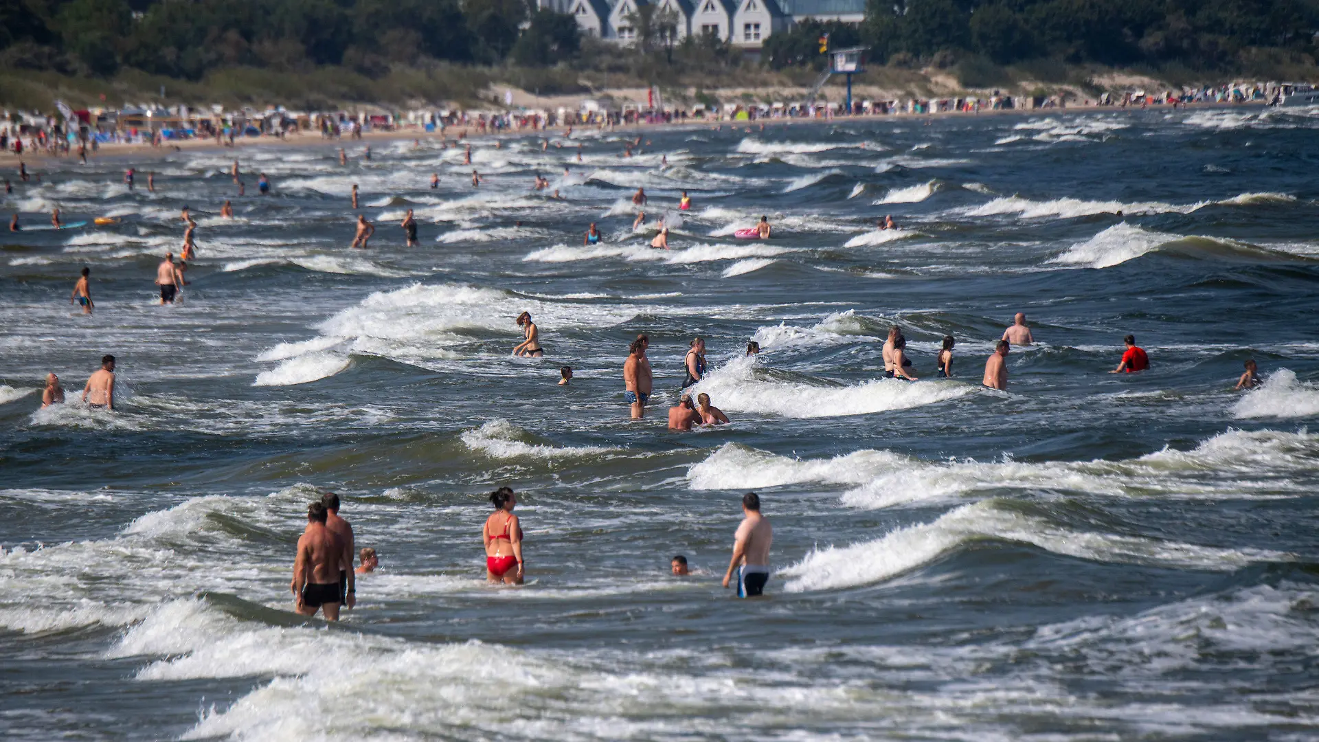 25.08.2022, Mecklenburg-Vorpommern, Ahlbeck: Urlauber und Tagesgäste nutzen das sonnige Wetter am Strand auf der Ostseeinsel Usedom. Foto: Stefan Sauer/dpa +++ dpa-Bildfunk +++