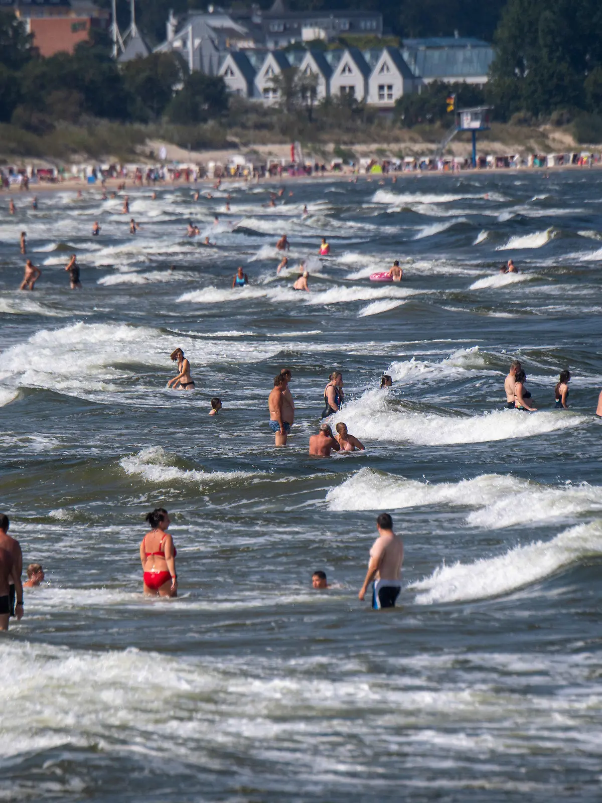25.08.2022, Mecklenburg-Vorpommern, Ahlbeck: Urlauber und Tagesgäste nutzen das sonnige Wetter am Strand auf der Ostseeinsel Usedom. Foto: Stefan Sauer/dpa +++ dpa-Bildfunk +++