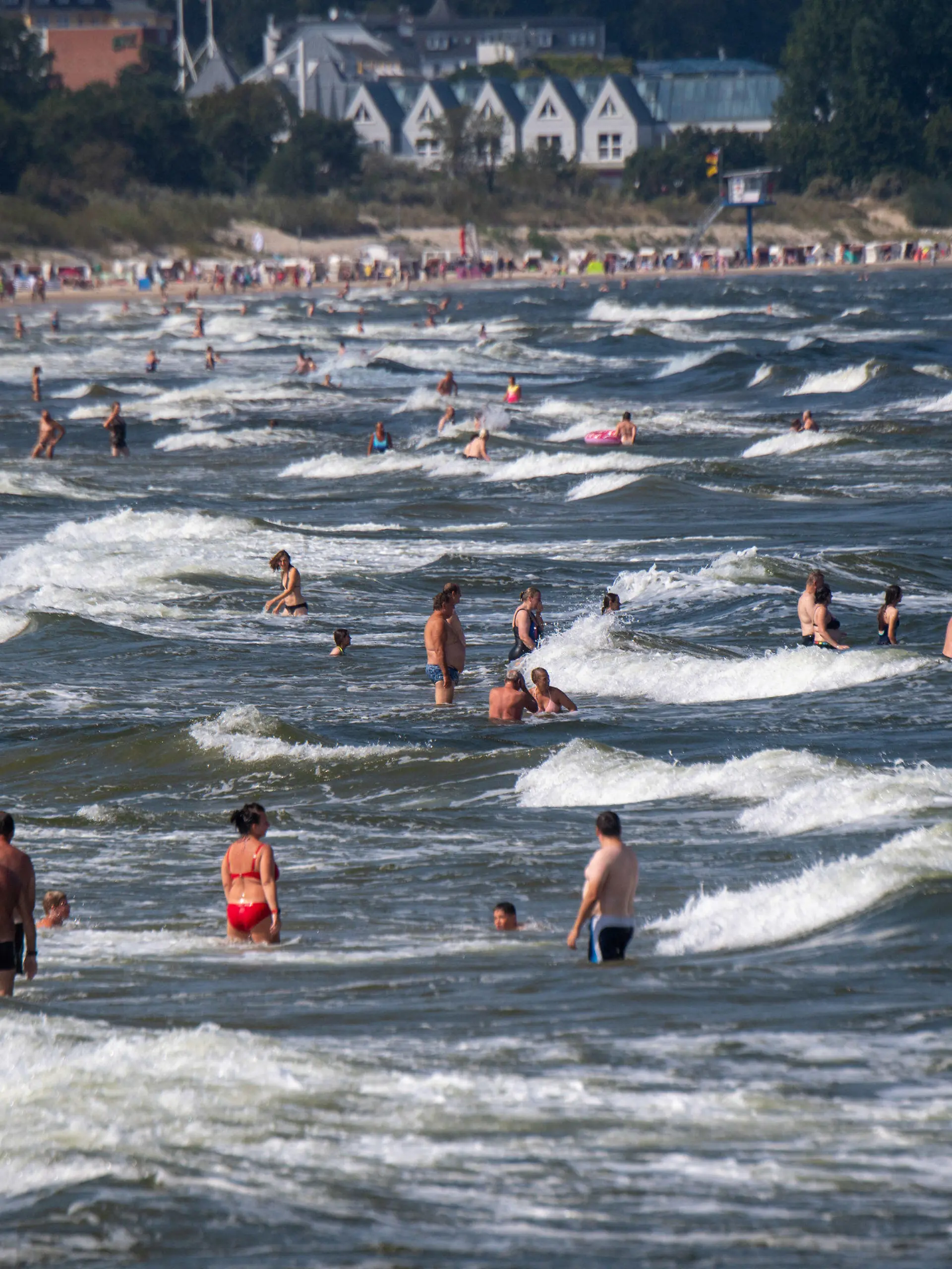 25.08.2022, Mecklenburg-Vorpommern, Ahlbeck: Urlauber und Tagesgäste nutzen das sonnige Wetter am Strand auf der Ostseeinsel Usedom. Foto: Stefan Sauer/dpa +++ dpa-Bildfunk +++