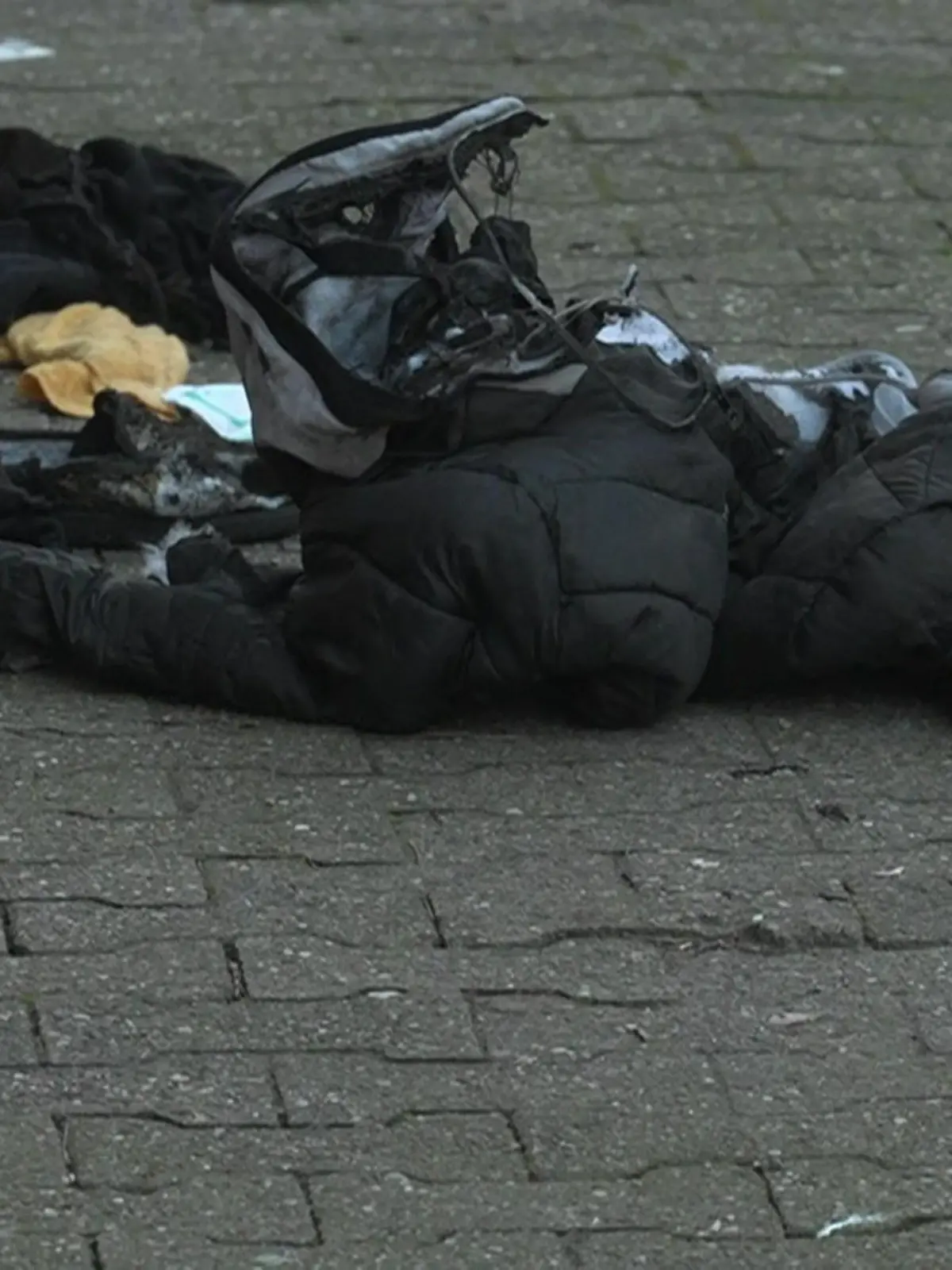 Schock im nordrhein-westfälischen Ochtrup! Bei einer Explosion auf einem Gehweg ist am Freitagmorgen ein Mann (58) schwer verletzt worden.