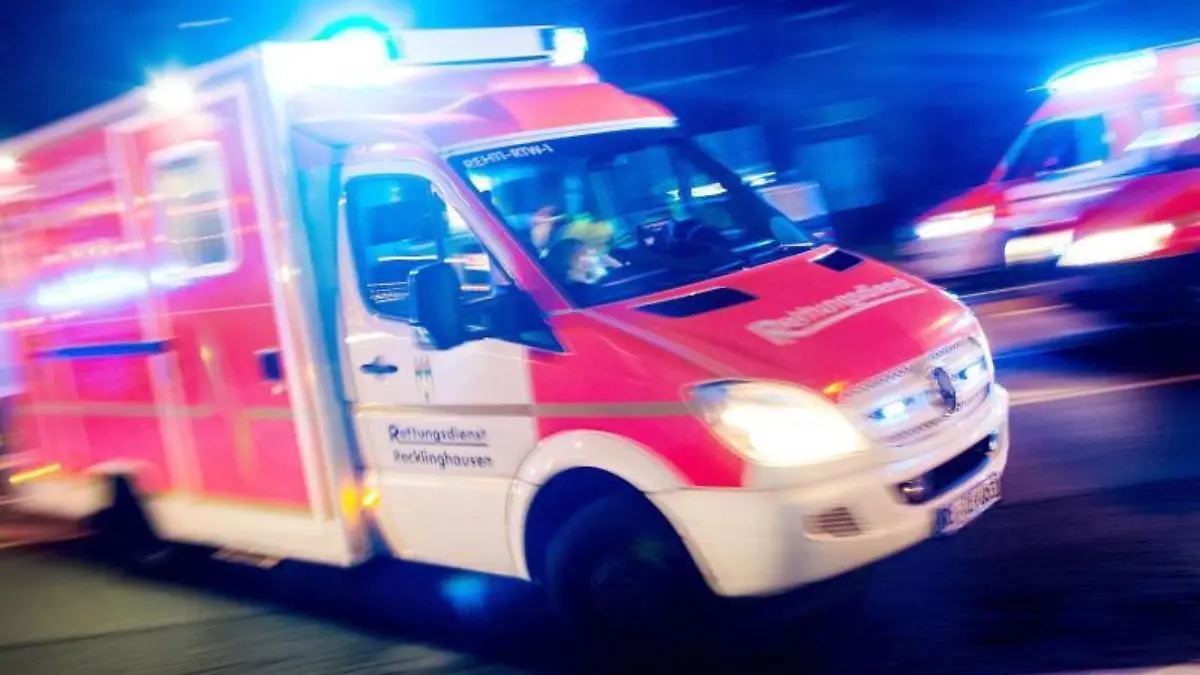 Ein Rettungsdienst der Feuerwehr fährt mit Blaulicht