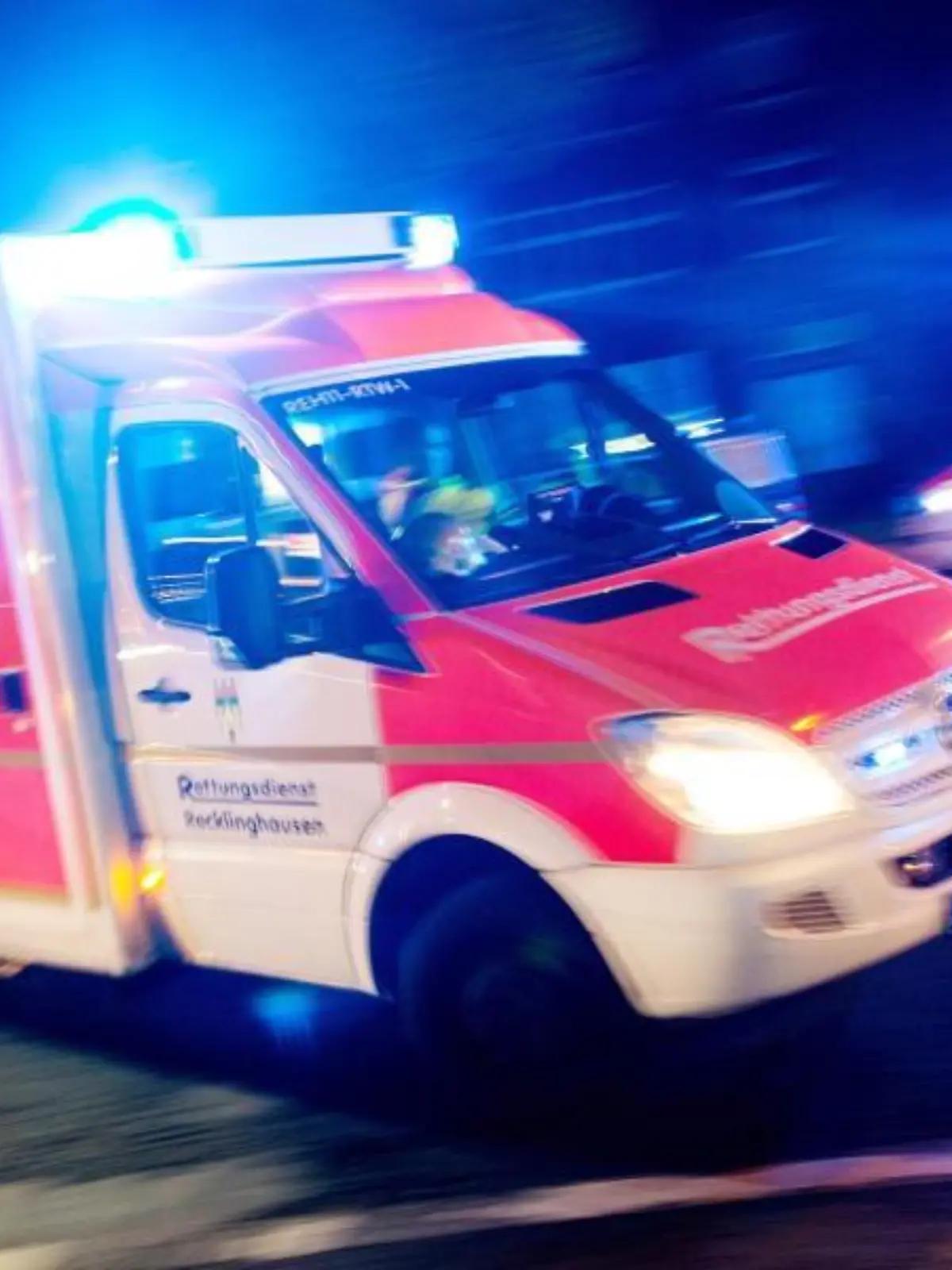 Ein Rettungsdienst der Feuerwehr fährt mit Blaulicht