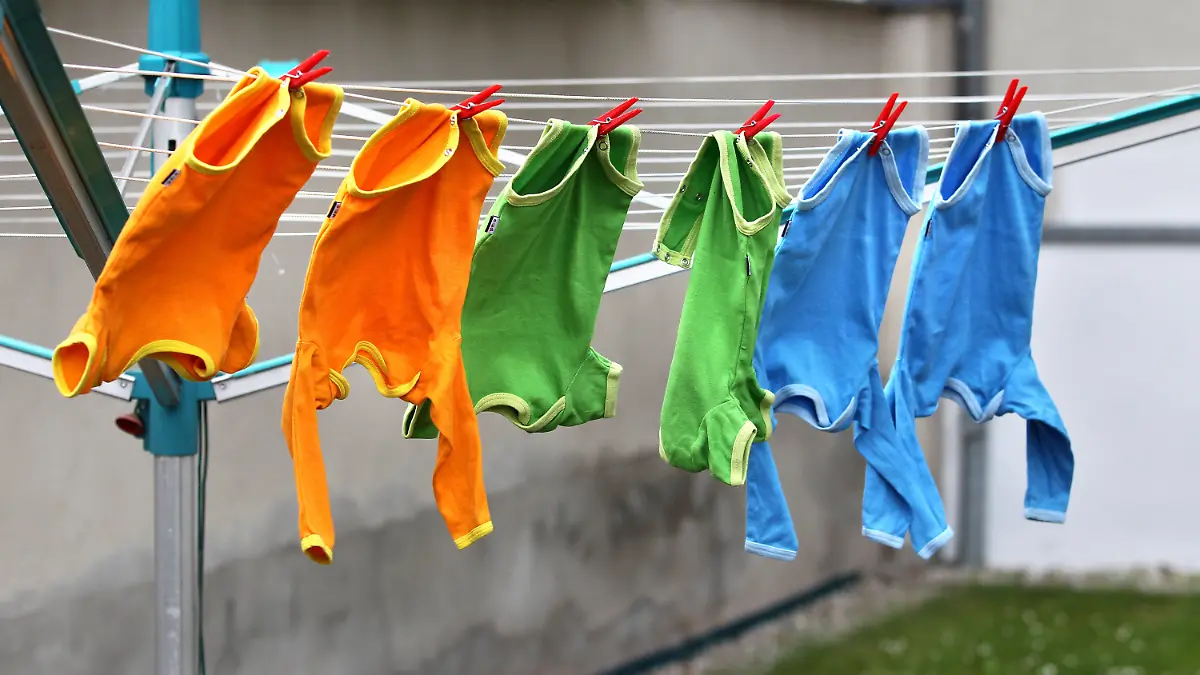 ARCHIV - ILLUSTRATION - Babystrampler trocknen am 31.05.2012 auf einer Wäscheleine. Foto: Jan Woitas/dpa (zu dpa "Kindergeld" vom 04.03.2015) +++(c) dpa - Bildfunk+++