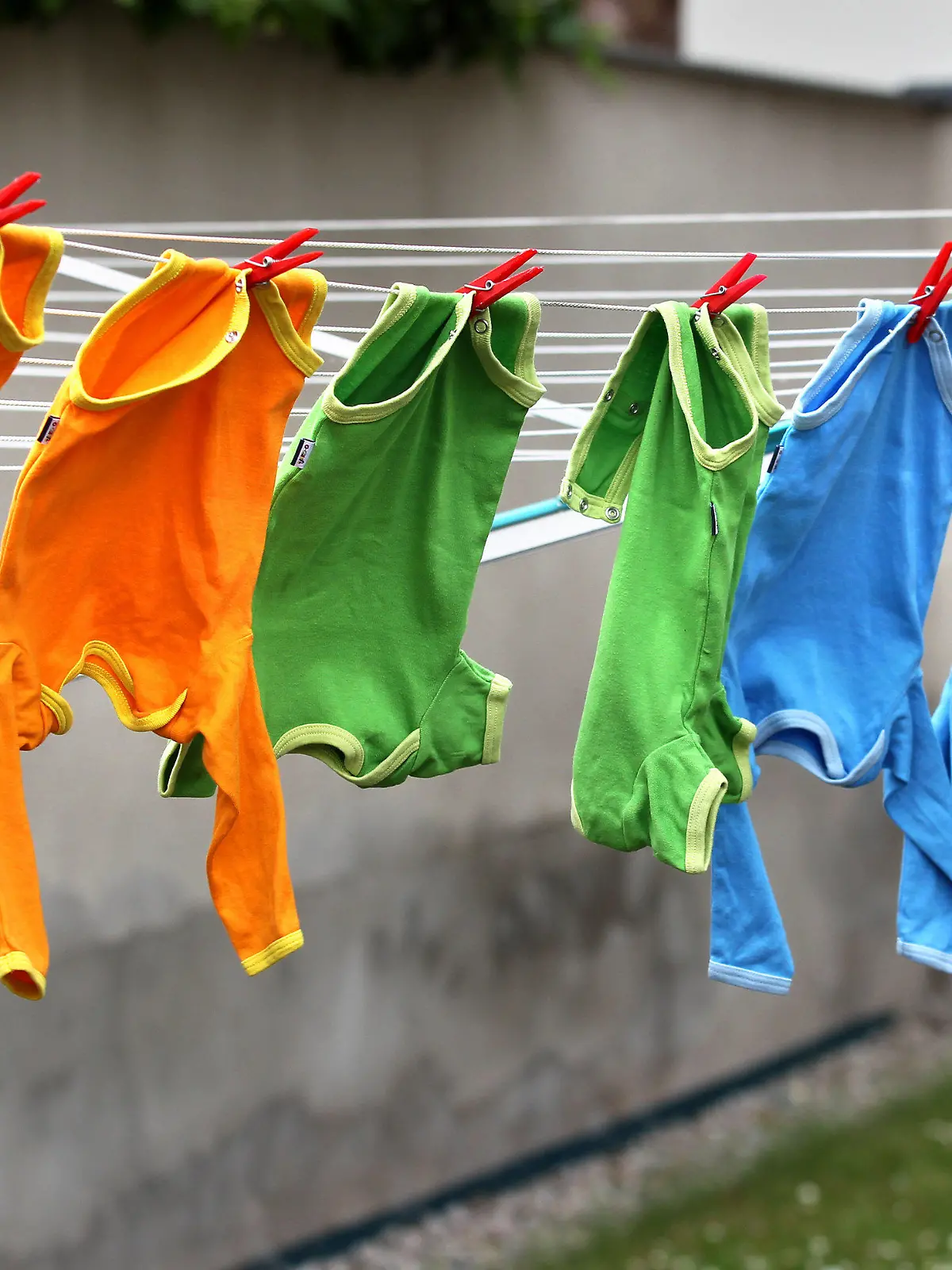 ARCHIV - ILLUSTRATION - Babystrampler trocknen am 31.05.2012 auf einer Wäscheleine. Foto: Jan Woitas/dpa (zu dpa "Kindergeld" vom 04.03.2015) +++(c) dpa - Bildfunk+++