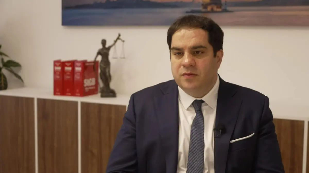 Ein Mann in einer Interviewsituaion.