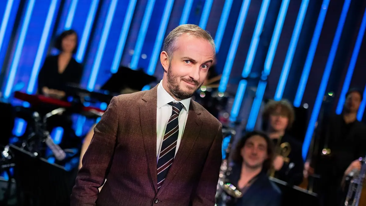 Jan Böhmermann, Moderator, steht im Anschluss an seine Late-Night-Show «ZDF Magazin Royal» vor dem Rundfunk Tanzorchester Ehrenfeld.