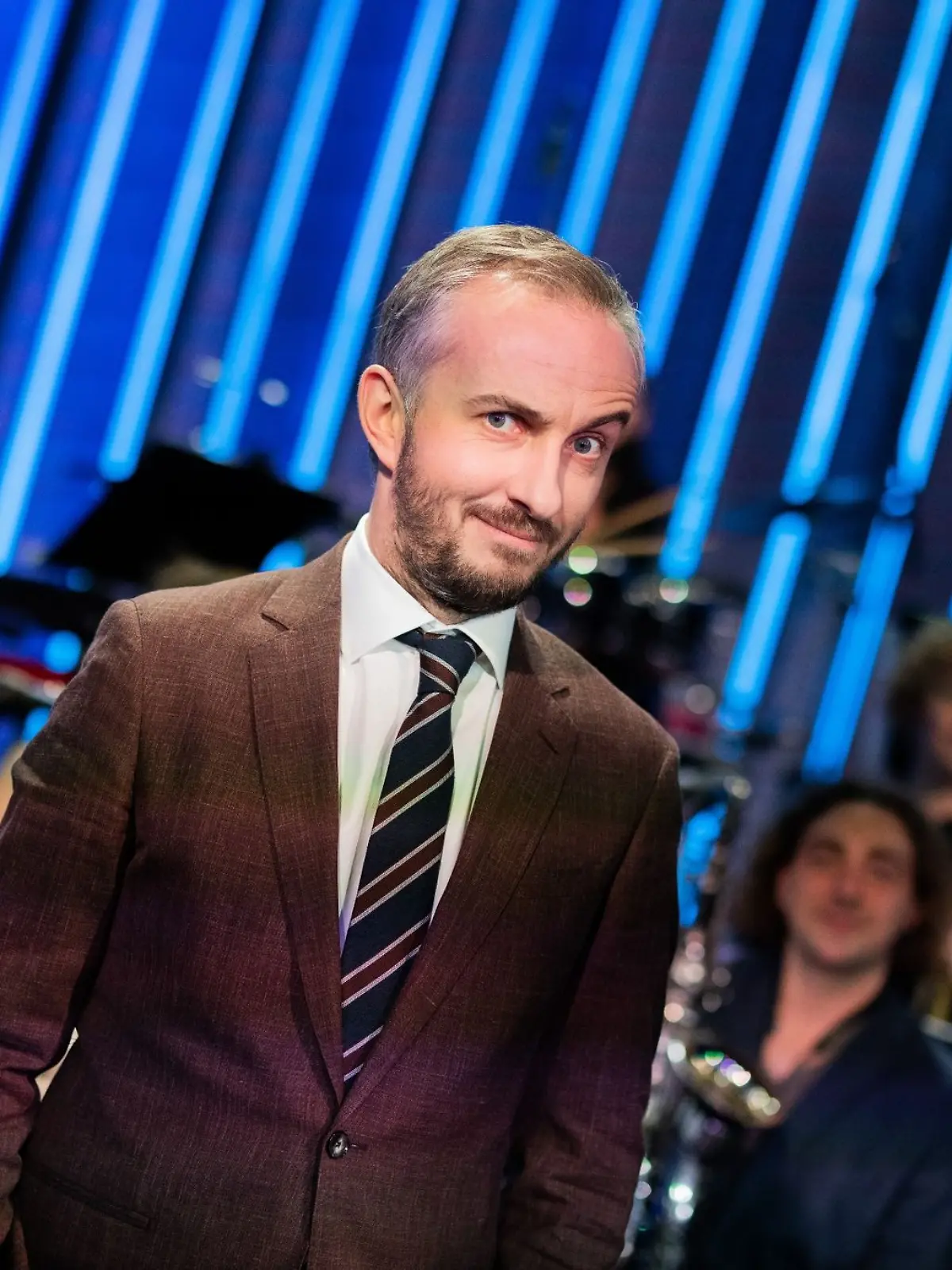 Jan Böhmermann, Moderator, steht im Anschluss an seine Late-Night-Show «ZDF Magazin Royal» vor dem Rundfunk Tanzorchester Ehrenfeld.