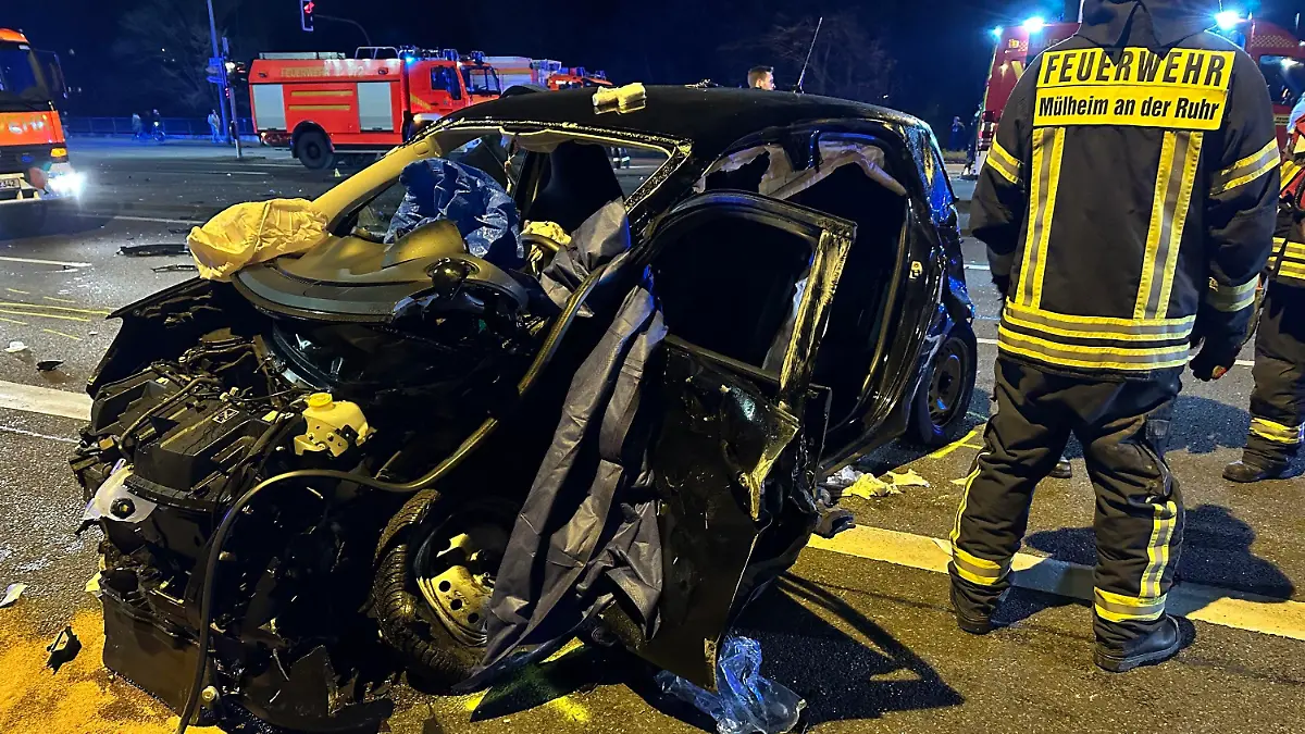 HANDOUT - 07.03.2024, Nordrhein-Westfalen, Mülheim an der Ruhr: Die von der Feuerwehr Mülheim an der Ruhr zur Verfügung gestellte Aufnahme zeigt Einsatzkräfte der Feuerwehr bei der Arbeit an einer Unfallstelle. Fünf Menschen sind bei einem Autounfall in Mülheim an der Ruhr verletzt worden. Foto: Feuerwehr Mülheim an der Ruhr/dpa - ACHTUNG: Nur zur redaktionellen Verwendung und nur mit vollständiger Nennung des vorstehenden Credits +++ dpa-Bildfunk +++