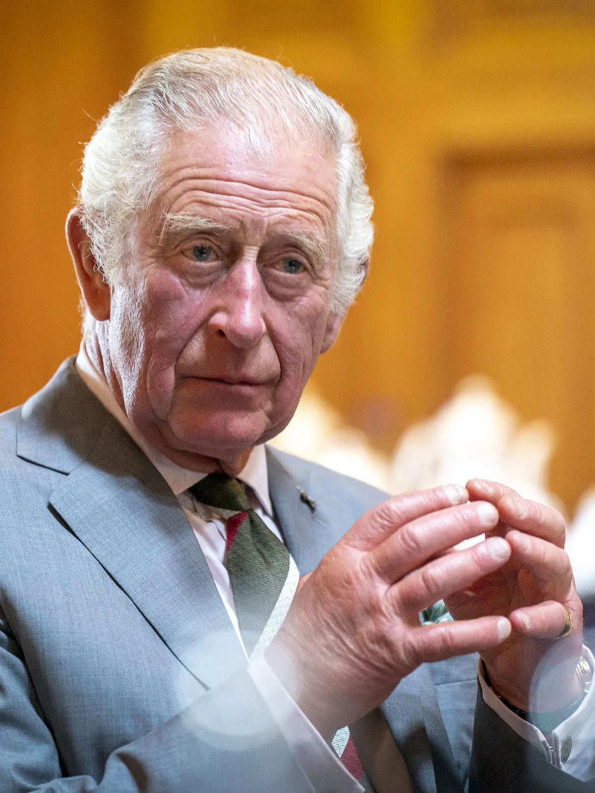 07.09.2022, Großbritannien, Lanarkshire: Prinz Charles, Prinz von Wales, reagiert bei einem Gespräch mit Teilnehmern eins Seminars der Natasha Allergy Research Foundation über Allergien und die Umwelt im Dumfries House. Prinz Charles und sein ältester Sohn haben sich aus Sorge um die Gesundheit der Queen auf den Weg zu deren Sommerresidenz Schloss Balmoral gemacht. Foto: Jane Barlow/PA Wire/dpa +++ dpa-Bildfunk +++