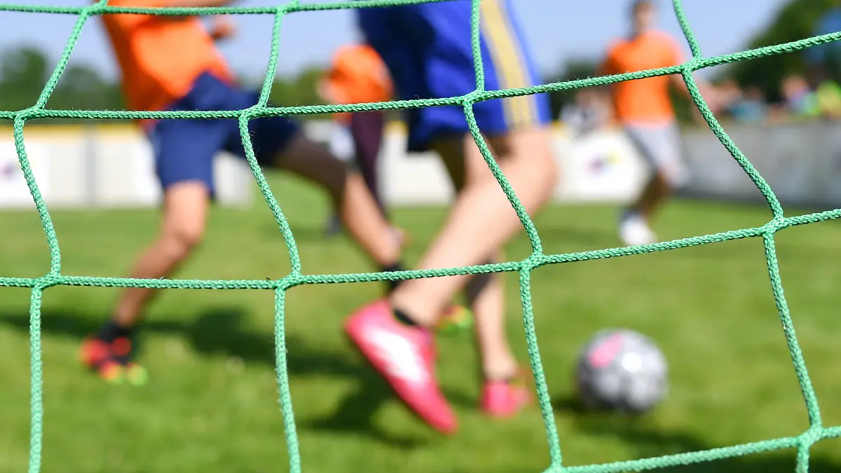 ARCHIV - 05.06.2016, NA, ---: ILLUSTRATION - Kinder spielen auf einem Sportplatz Fußball. (zu dpa: «Erwachsene schlagen jugendlichen Fußballspieler in Witten zusammen») Foto: Uwe Anspach/dpa +++ dpa-Bildfunk +++
