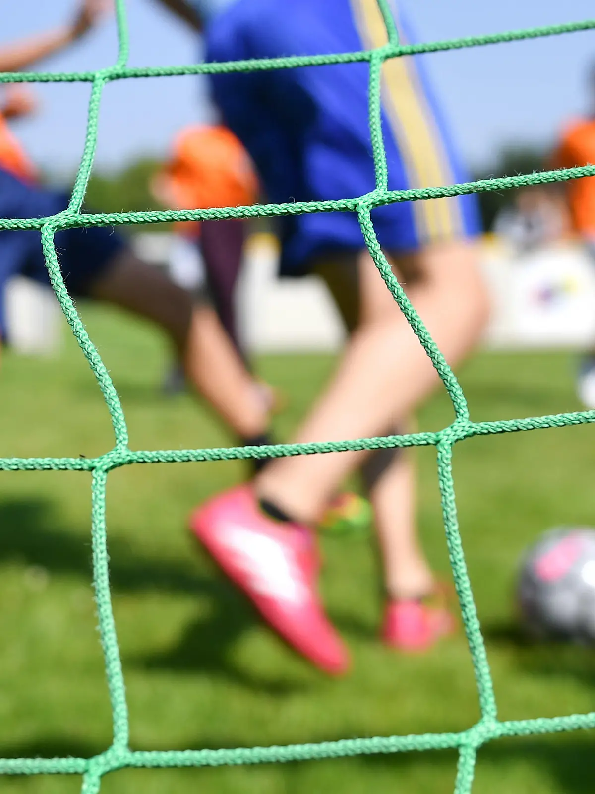 ARCHIV - 05.06.2016, NA, ---: ILLUSTRATION - Kinder spielen auf einem Sportplatz Fußball. (zu dpa: «Erwachsene schlagen jugendlichen Fußballspieler in Witten zusammen») Foto: Uwe Anspach/dpa +++ dpa-Bildfunk +++