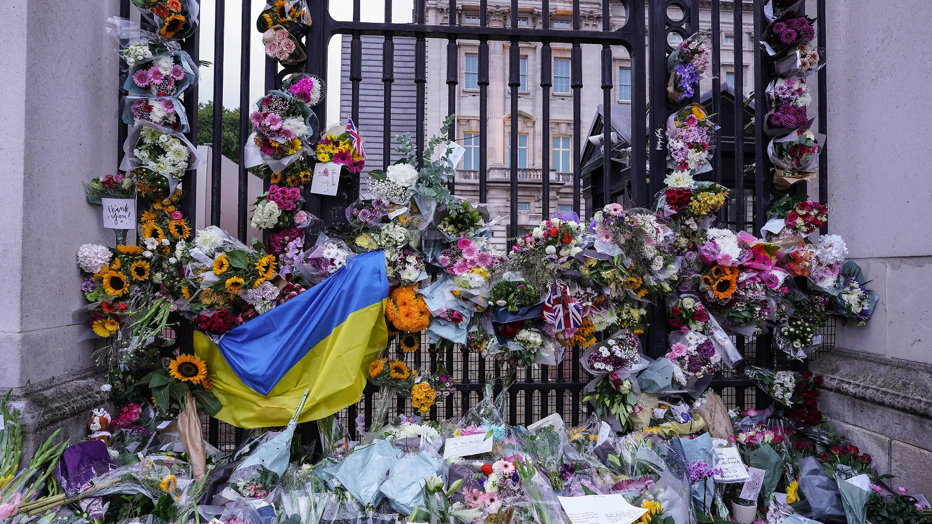 Mourners pay their respects at Buckingham Palace after the passing of Her Majesty The Queen A Ukrainian flag is laid amongst flowers at the Palace gates as mourners pay their respects after the passing of Her Majesty The Queen at Buckingham Palace, London, United Kingdom, 9th September 2022 Photo by Richard Washbrooke/News Images London Buckingham Palace Greater London United Kingdom Copyright: xRichardxWashbrooke/NewsxImagesx