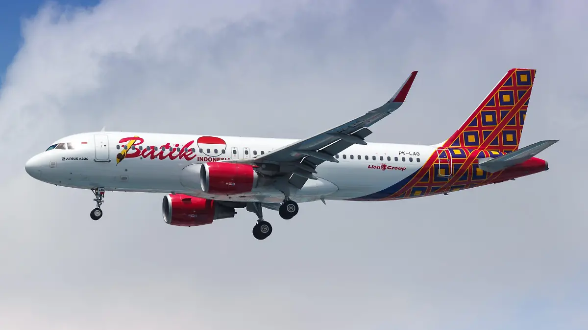 Jakarta, Indonesien - 26. Januar 2018: Ein Airbus A320 Flugzeug der Batik Air mit dem Kennzeichen PK-LAO landet auf dem Flughafen Jakarta Soekarno-Hatta (CGK) in Indonesien.