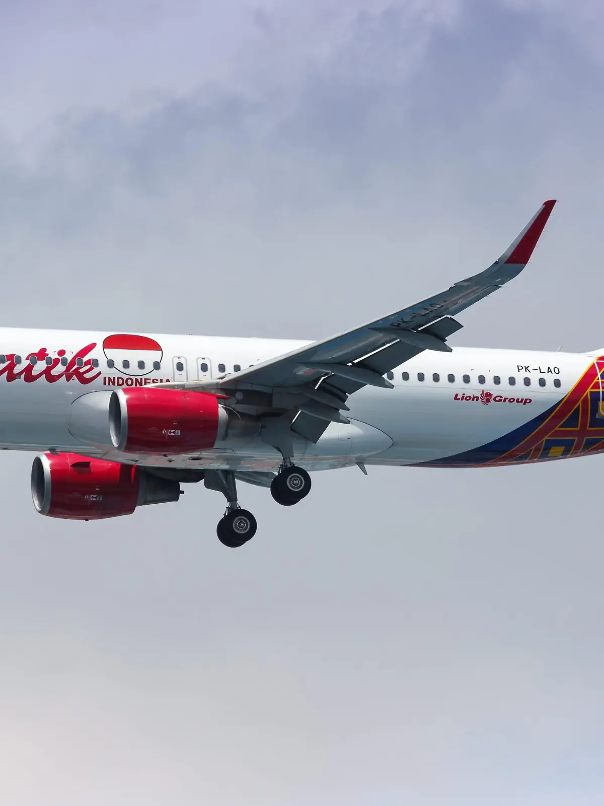 Jakarta, Indonesien - 26. Januar 2018: Ein Airbus A320 Flugzeug der Batik Air mit dem Kennzeichen PK-LAO landet auf dem Flughafen Jakarta Soekarno-Hatta (CGK) in Indonesien.