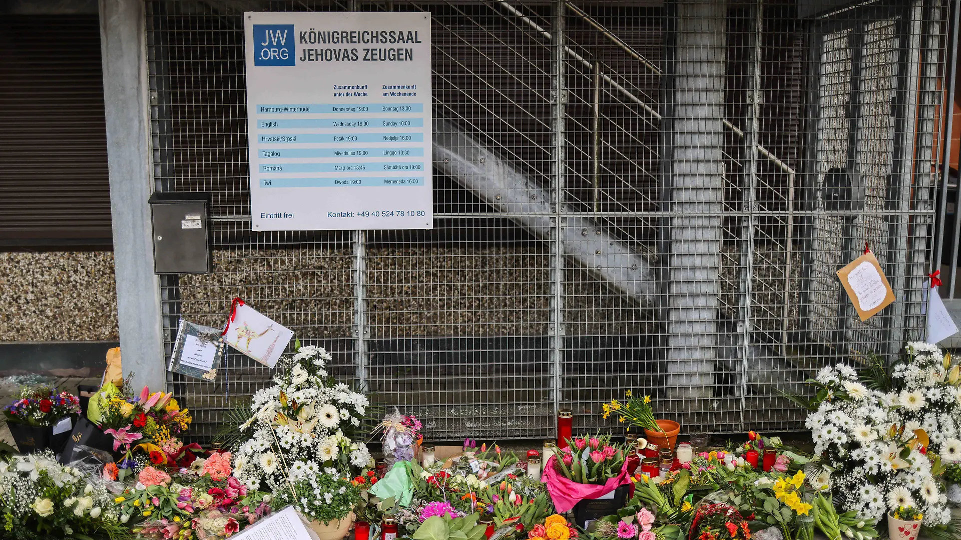 ARCHIV - 16.03.2023, Hamburg: Blumen und Kerzen sind vor dem Eingangsbereich eines Gemeindehauses der Zeugen Jehovas zu sehen. Bei einem Amoklauf während einer Veranstaltung der Zeugen Jehovas sind am 9. März 2023 acht Menschen getötet und weitere Personen verletzt worden. (zu dpa: «Ein Jahr nach Amoklauf · Zeugen Jehovas haben «mit Liebe reagiert»») (zu dpa: «Ein Jahr nach Amoklauf · Zeugen Jehovas haben «mit Liebe reagiert»») Foto: Christian Charisius/dpa +++ dpa-Bildfunk +++