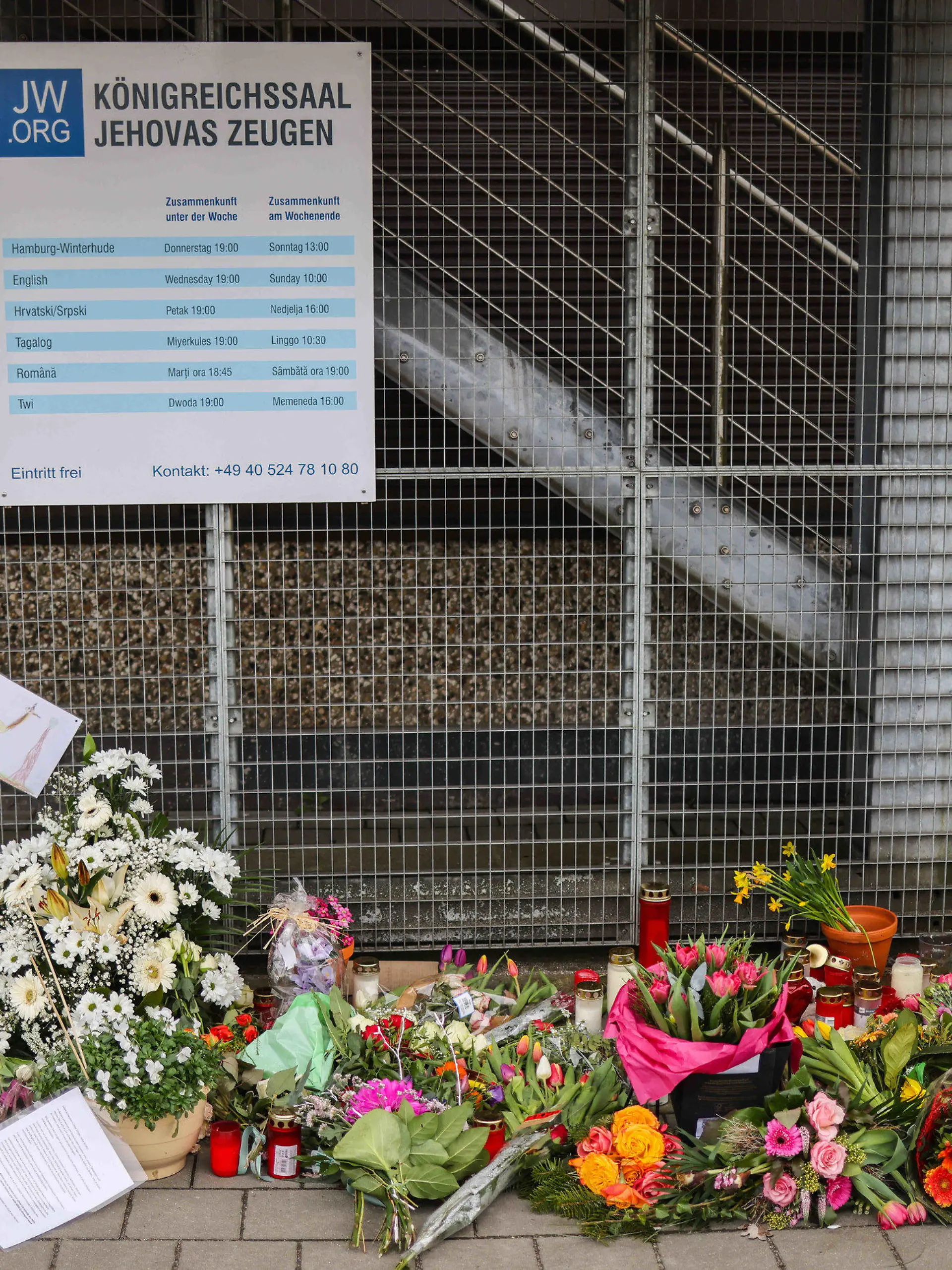 ARCHIV - 16.03.2023, Hamburg: Blumen und Kerzen sind vor dem Eingangsbereich eines Gemeindehauses der Zeugen Jehovas zu sehen. Bei einem Amoklauf während einer Veranstaltung der Zeugen Jehovas sind am 9. März 2023 acht Menschen getötet und weitere Personen verletzt worden. (zu dpa: «Ein Jahr nach Amoklauf · Zeugen Jehovas haben «mit Liebe reagiert»») (zu dpa: «Ein Jahr nach Amoklauf · Zeugen Jehovas haben «mit Liebe reagiert»») Foto: Christian Charisius/dpa +++ dpa-Bildfunk +++