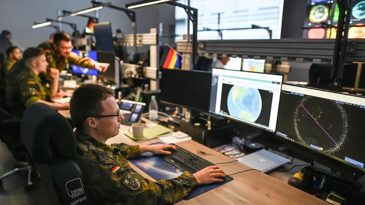 In Uedem bei dem Weltraumkommando der Bundeswehr wird der Ueberflug des Batterie-Blocks der ISS ueberwacht. Uedem NATO Luftueberwachung am Paulusberg ISS-Weltraumschrott kommt nicht in Deutschland herunter Weltraumlagezentrum in Uedem ISS-Weltraumschrott kommt nicht in Deutschland herunter Beim spektakulären Eintritt des Objekts von der Raumstation in die Atmosphäre spielt Uedem eine wichtige Rolle. Das Weltraumlagezentrum hatte von hier aus den Weg des Brockens immer im Blick. Dieser kam allerdings nicht über Deutschland runter. Mitarbeiter des Katastrophenschutzes sind auch Anwesen, Uedem Nordrhein Westfalen Germany *** In Uedem, at the Space Command of the German Armed Forces, the overflight of the battery block of the ISS is monit