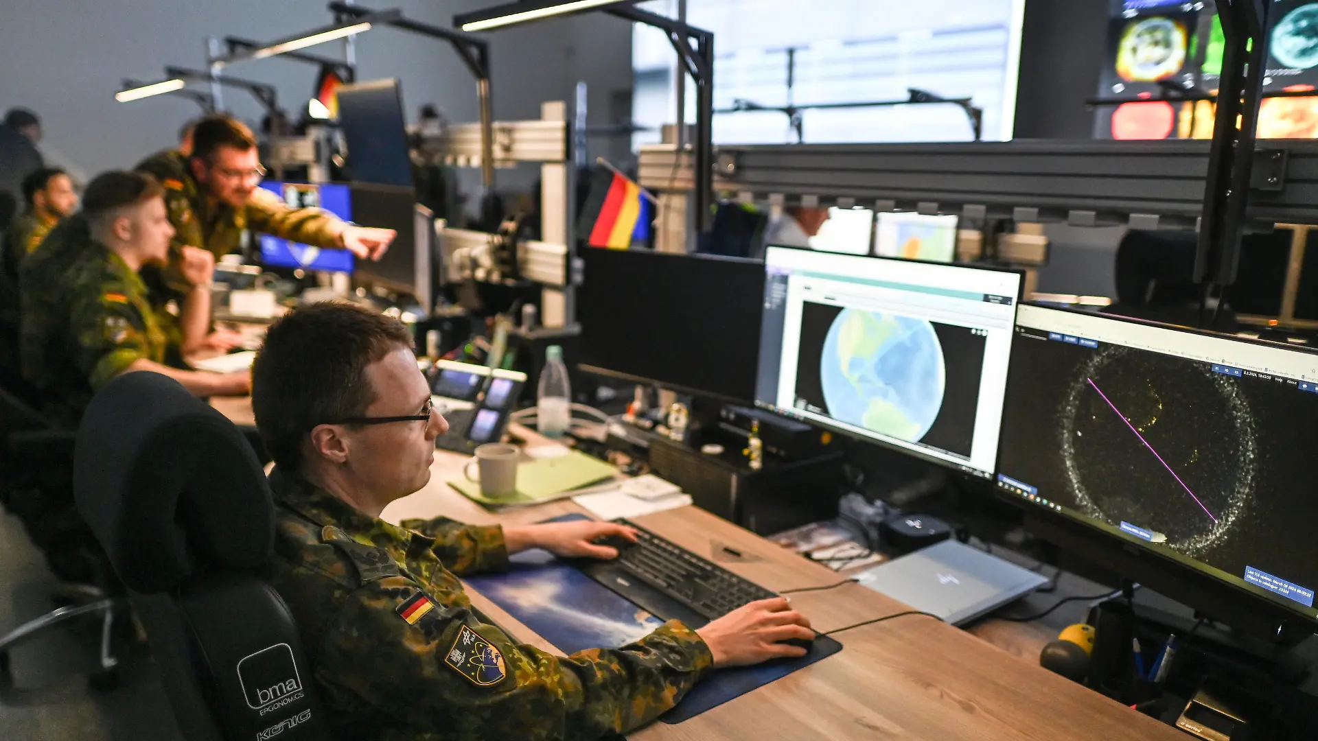In Uedem bei dem Weltraumkommando der Bundeswehr wird der Ueberflug des Batterie-Blocks der ISS ueberwacht. Uedem NATO Luftueberwachung am Paulusberg ISS-Weltraumschrott kommt nicht in Deutschland herunter Weltraumlagezentrum in Uedem ISS-Weltraumschrott kommt nicht in Deutschland herunter Beim spektakulären Eintritt des Objekts von der Raumstation in die Atmosphäre spielt Uedem eine wichtige Rolle. Das Weltraumlagezentrum hatte von hier aus den Weg des Brockens immer im Blick. Dieser kam allerdings nicht über Deutschland runter. Mitarbeiter des Katastrophenschutzes sind auch Anwesen, Uedem Nordrhein Westfalen Germany *** In Uedem, at the Space Command of the German Armed Forces, the overflight of the battery block of the ISS is monit