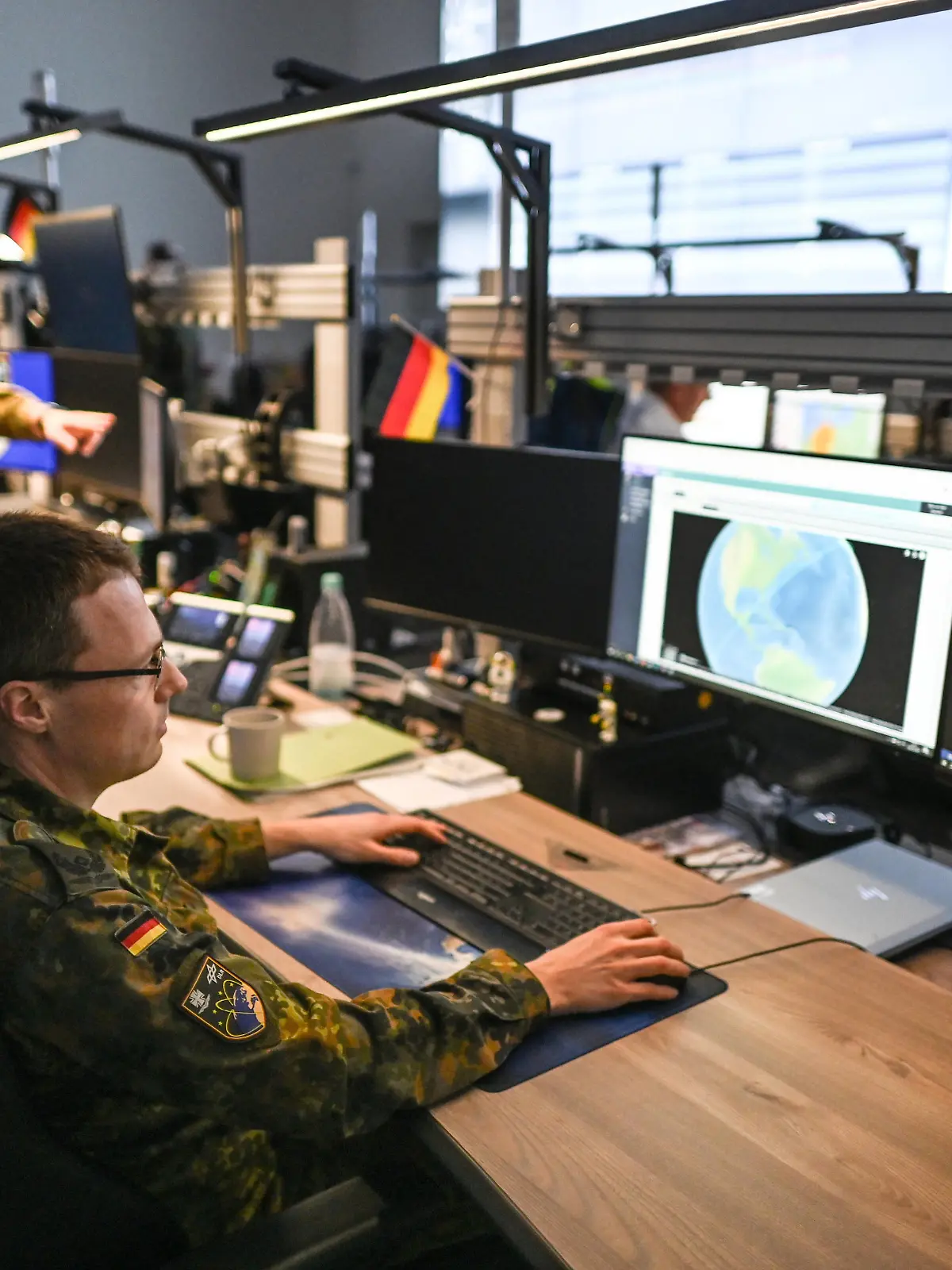 In Uedem bei dem Weltraumkommando der Bundeswehr wird der Ueberflug des Batterie-Blocks der ISS ueberwacht. Uedem NATO Luftueberwachung am Paulusberg ISS-Weltraumschrott kommt nicht in Deutschland herunter Weltraumlagezentrum in Uedem ISS-Weltraumschrott kommt nicht in Deutschland herunter Beim spektakulären Eintritt des Objekts von der Raumstation in die Atmosphäre spielt Uedem eine wichtige Rolle. Das Weltraumlagezentrum hatte von hier aus den Weg des Brockens immer im Blick. Dieser kam allerdings nicht über Deutschland runter. Mitarbeiter des Katastrophenschutzes sind auch Anwesen, Uedem Nordrhein Westfalen Germany *** In Uedem, at the Space Command of the German Armed Forces, the overflight of the battery block of the ISS is monit