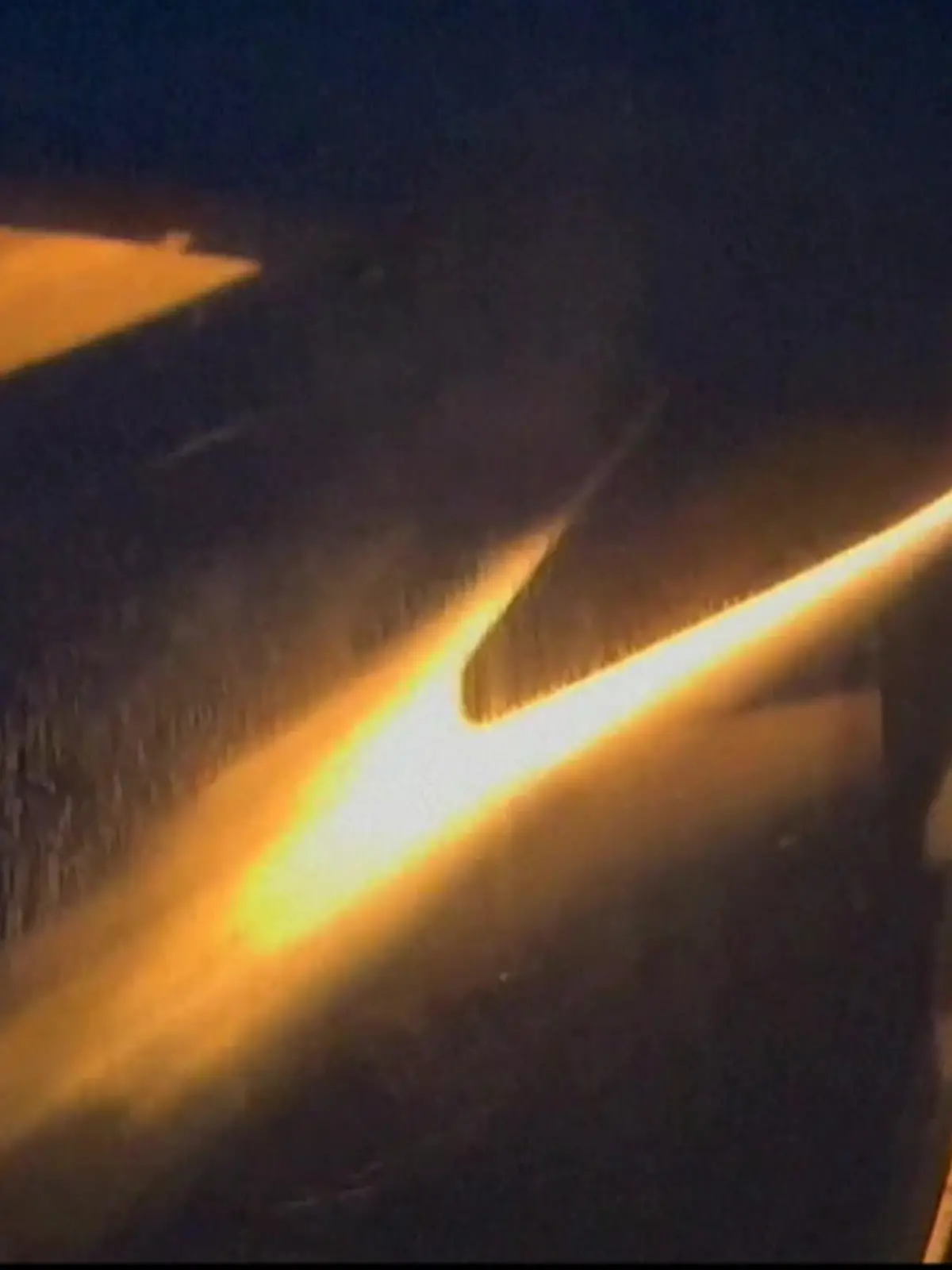 Erst hören die Passagiere auf dem Flug von Houston nach Florida einen lauten Knall, dann fängt ein Triebwerk der Boeing 737 plötzlich Feuer. Und dann sagt der Pilot auch noch einen Satz, den man niemals in einem Flugzeug hören möchte: „Wir sind ein Notfallflugzeug." Die Maschine muss notlanden. Wie der Horror-Flug endet und was die Ursache sein soll, seht ihr im Video.
