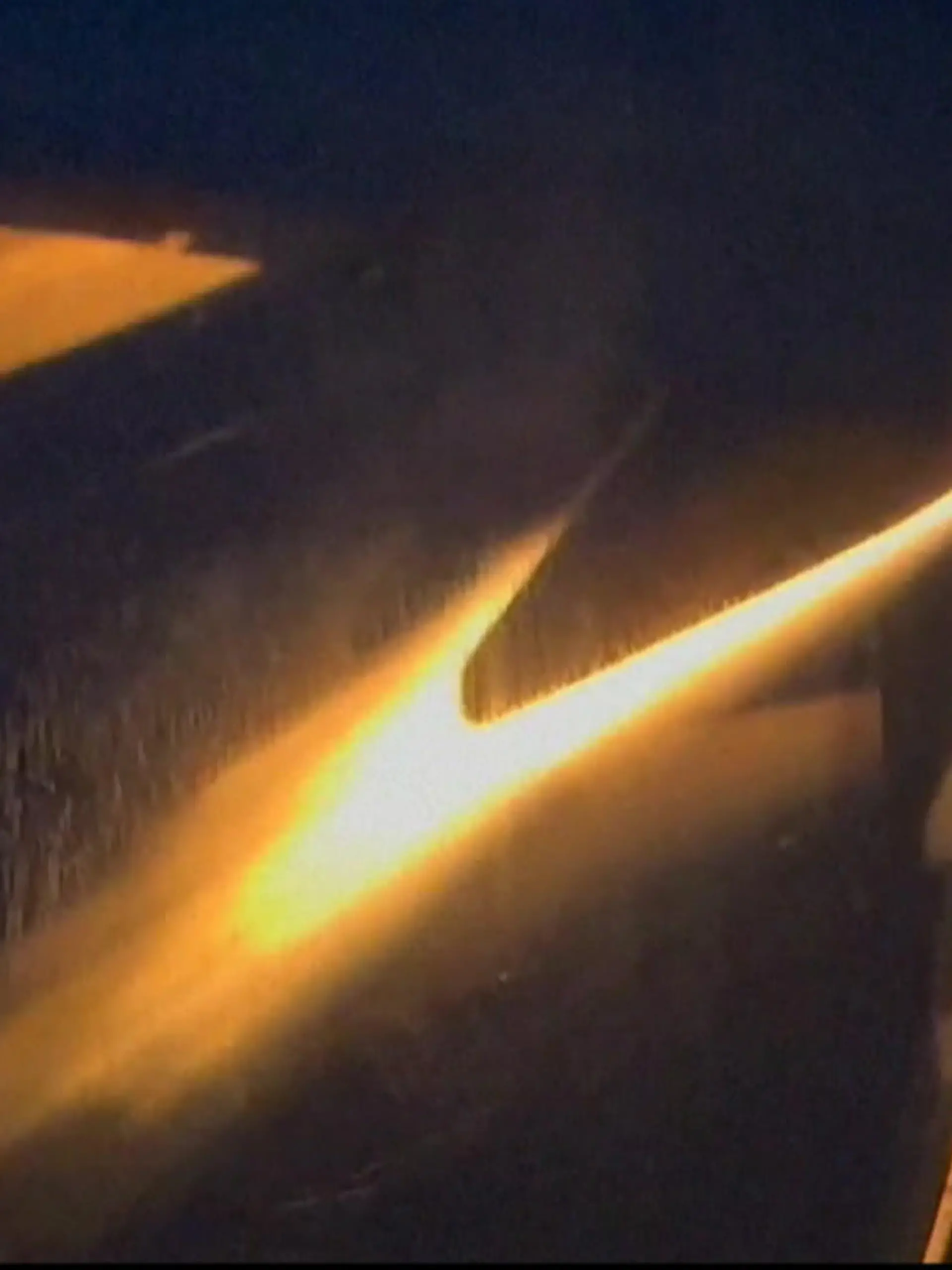Erst hören die Passagiere auf dem Flug von Houston nach Florida einen lauten Knall, dann fängt ein Triebwerk der Boeing 737 plötzlich Feuer. Und dann sagt der Pilot auch noch einen Satz, den man niemals in einem Flugzeug hören möchte: „Wir sind ein Notfallflugzeug." Die Maschine muss notlanden. Wie der Horror-Flug endet und was die Ursache sein soll, seht ihr im Video.