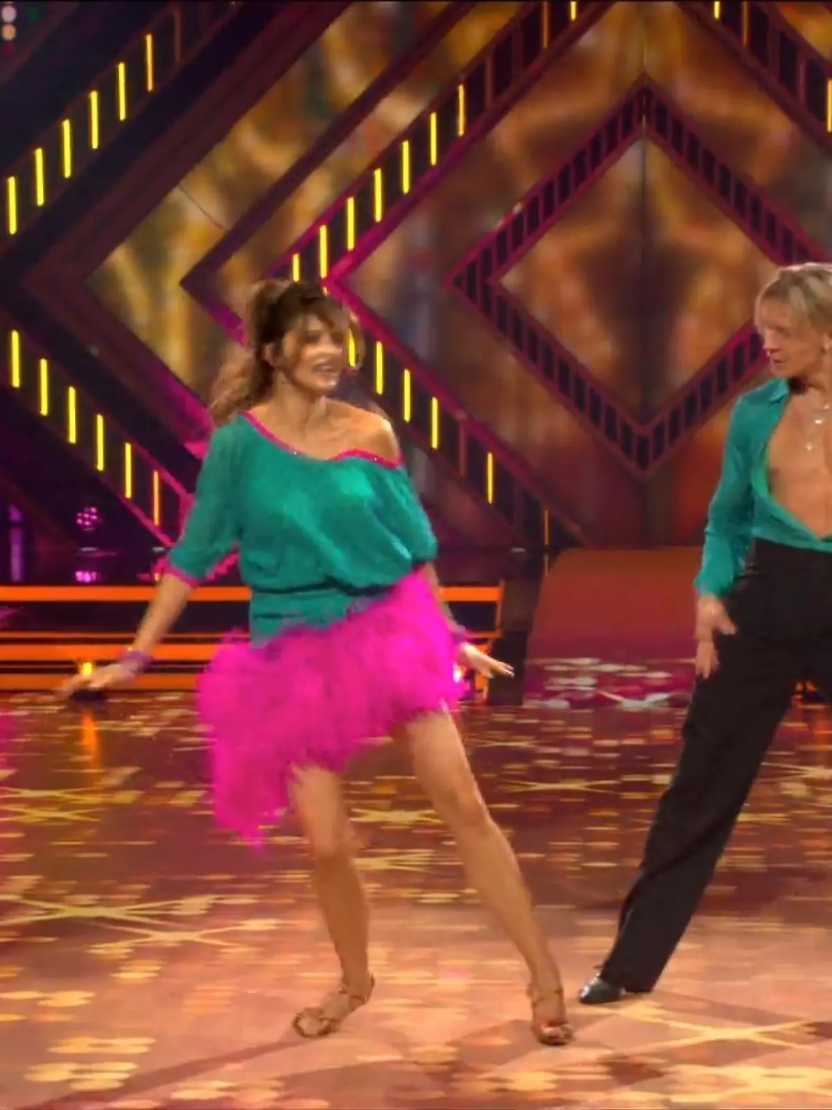 Aua! Eva Padberg knickt auf ihren hohen Tanzschuhen um.
