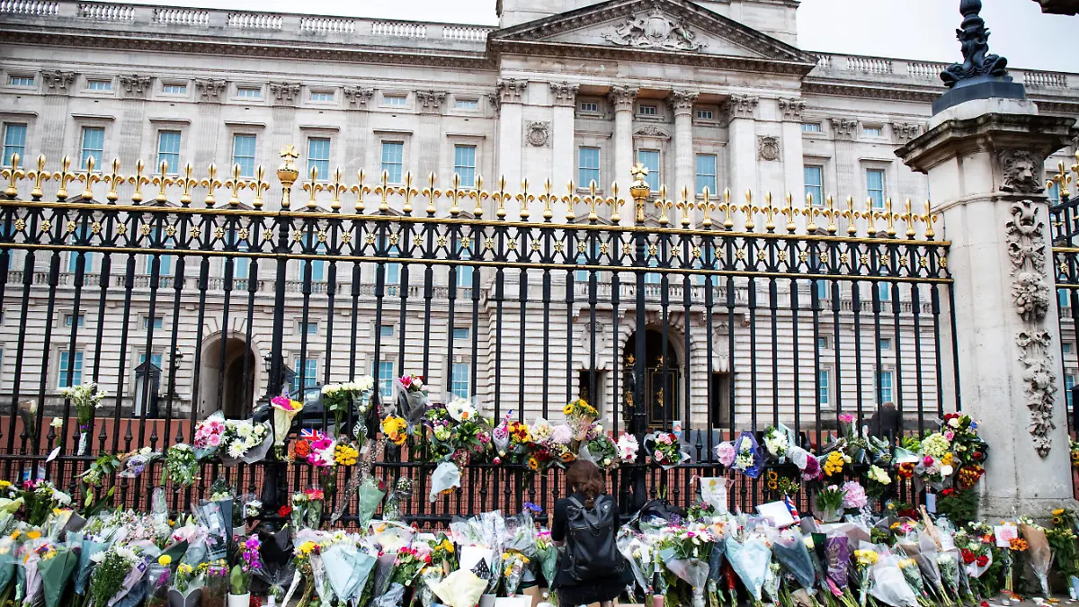  Mourners pay their respects at Buckingham Palace after the passing of Her Majesty The Queen Mourners pay their respects after the passing of Her Majesty The Queen at Buckingham Palace, London, United Kingdom, 9th September 2022 Photo by Ben Whitley/News Images London Buckingham Palace Greater London United Kingdom Copyright: xBenxWhitley/NewsxImagesx
