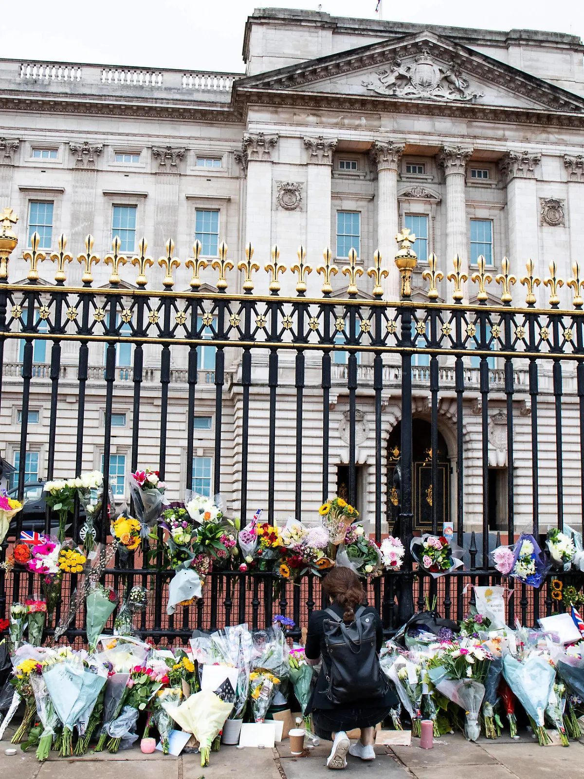  Mourners pay their respects at Buckingham Palace after the passing of Her Majesty The Queen Mourners pay their respects after the passing of Her Majesty The Queen at Buckingham Palace, London, United Kingdom, 9th September 2022 Photo by Ben Whitley/News Images London Buckingham Palace Greater London United Kingdom Copyright: xBenxWhitley/NewsxImagesx