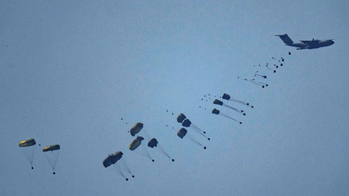 08.03.2024, Israel, ...: Ein Flugzeug wirft humanitäre Hilfe über dem nördlichen Gazastreifen ab, vom Süden Israels aus gesehen. (zu dpa «Fallschirm versagt: Fünf Menschen von Gaza-Hilfslieferung erschlagen») Foto: Leo Correa/AP/dpa +++ dpa-Bildfunk +++