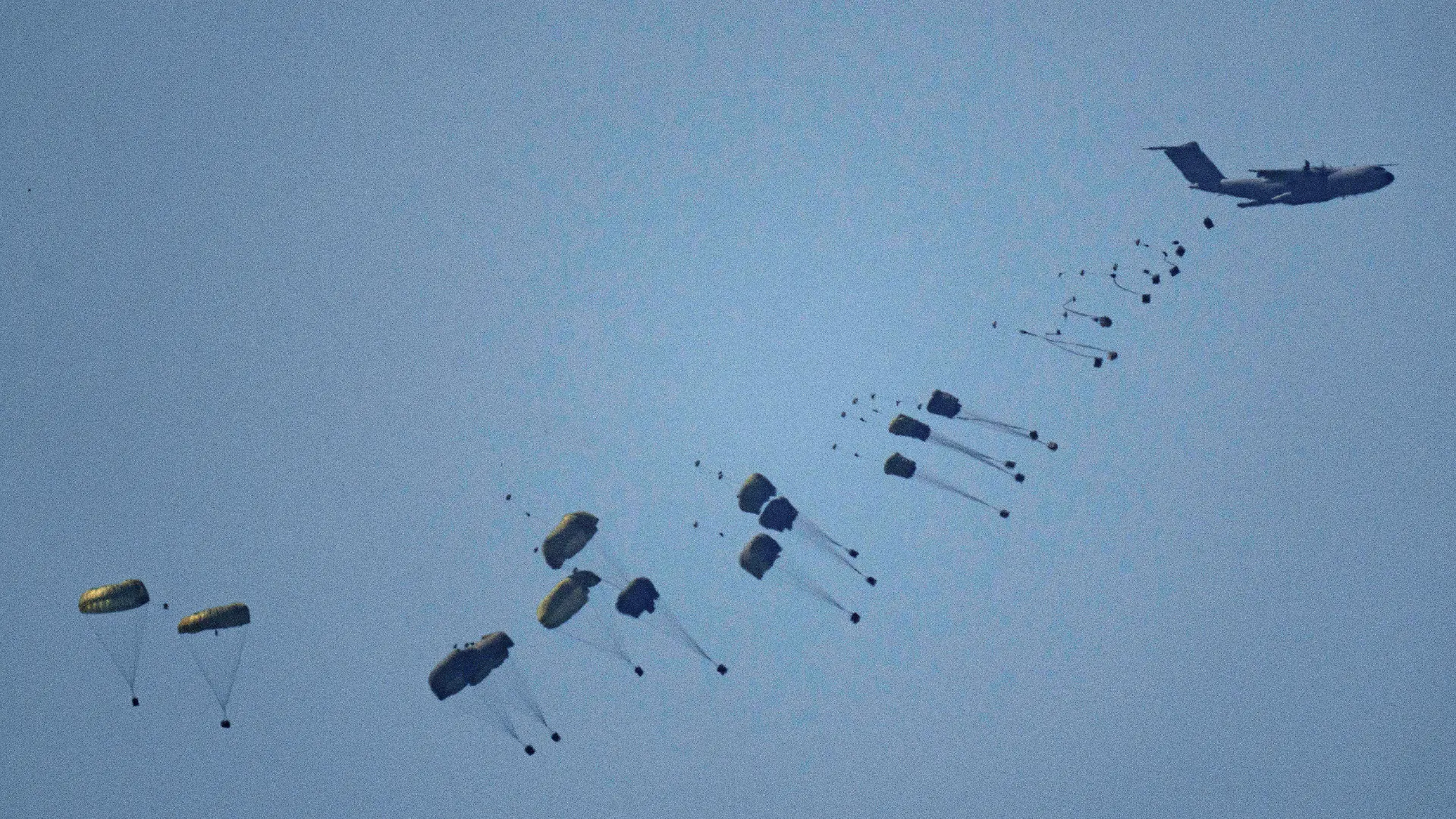 08.03.2024, Israel, ...: Ein Flugzeug wirft humanitäre Hilfe über dem nördlichen Gazastreifen ab, vom Süden Israels aus gesehen. (zu dpa «Fallschirm versagt: Fünf Menschen von Gaza-Hilfslieferung erschlagen») Foto: Leo Correa/AP/dpa +++ dpa-Bildfunk +++